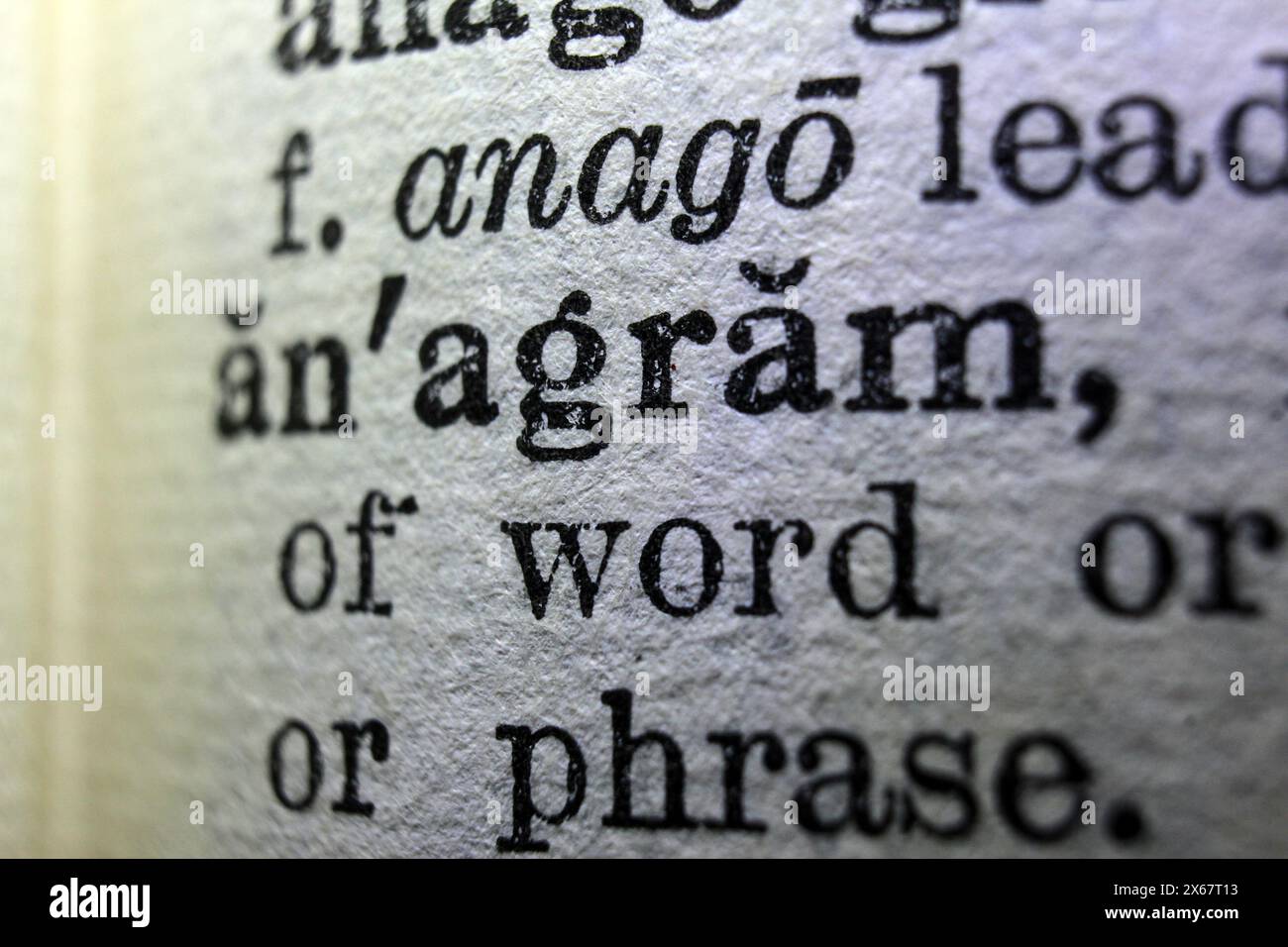 Anagramme de mots sur la page du dictionnaire, macro gros plan Banque D'Images