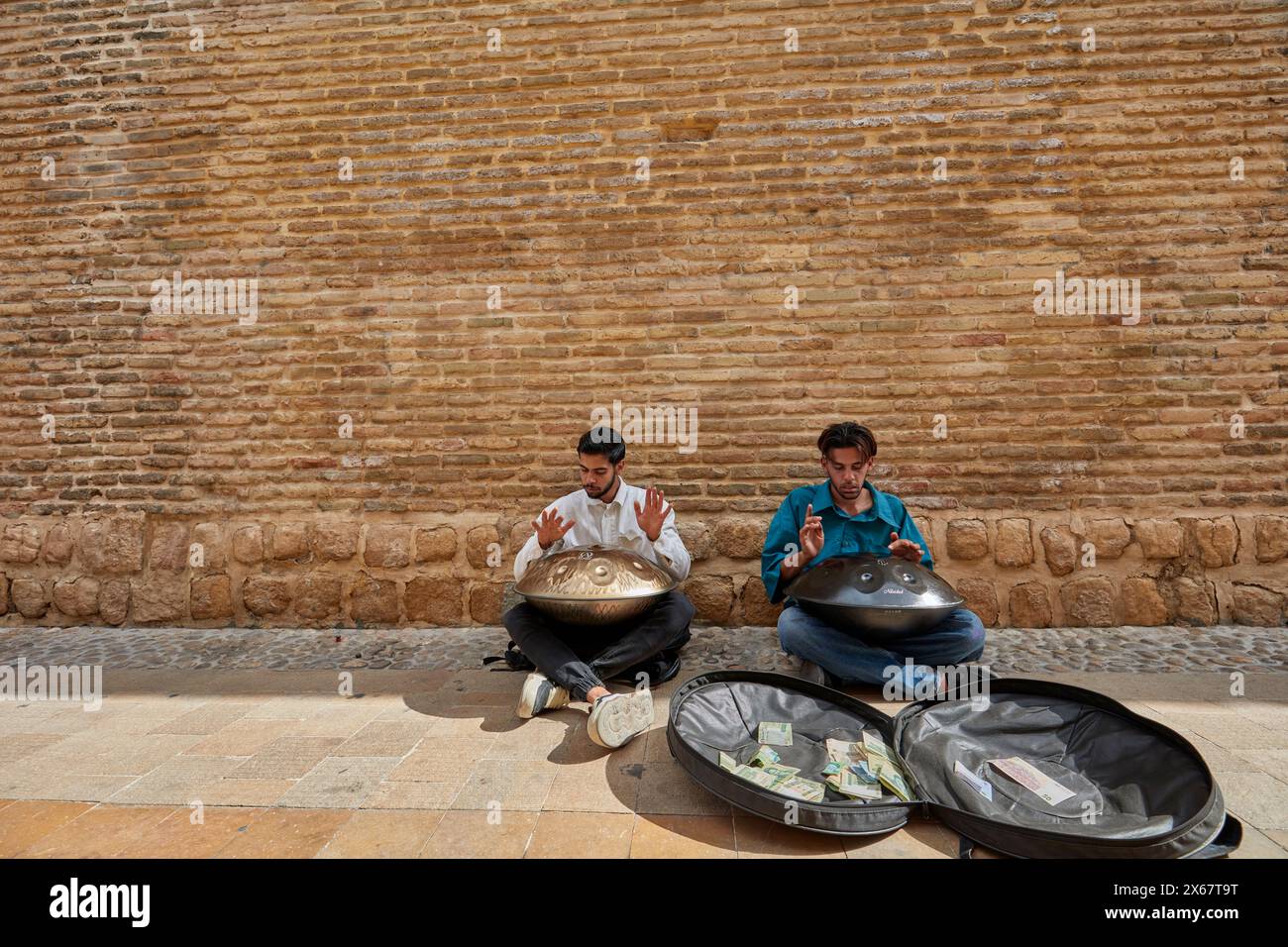 Deux jeunes musiciens de rue iraniens jouent Hang, un instrument de musique de la famille des percussions. Shiraz, Iran. Banque D'Images