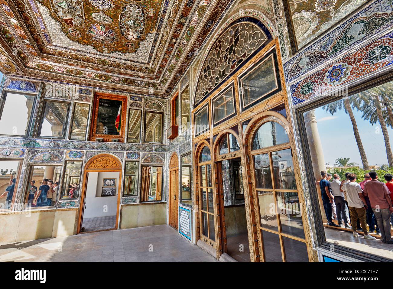 Véranda avec carrelage miroir élaboré dans Qavam House (Narenjestan-e Ghavam), maison historique du 19ème siècle de l'ère Qajar. Shiraz, Iran. Banque D'Images