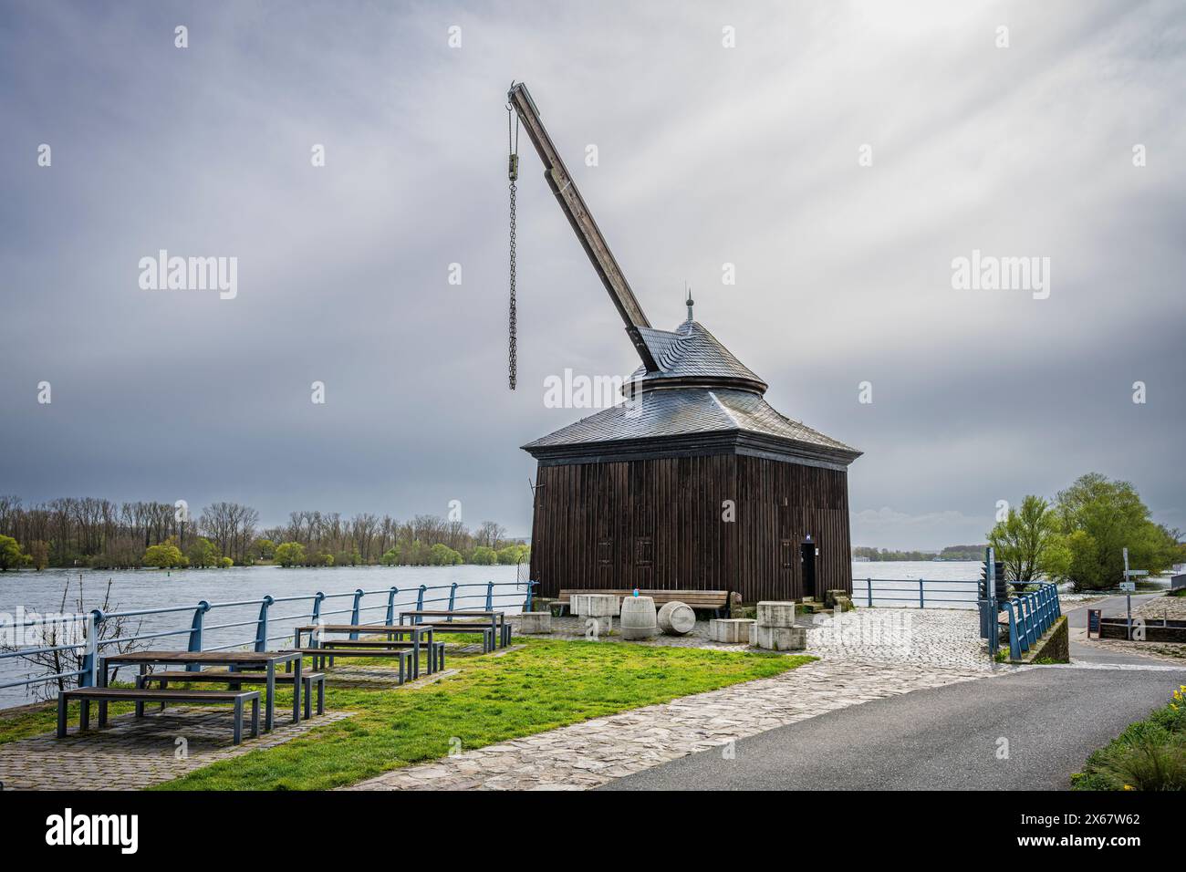 La grue historique de chargement de vin et de bois à Oestrich, Rheingau, était exploitée par des grues utilisant des roues à pied ou à pédales Banque D'Images