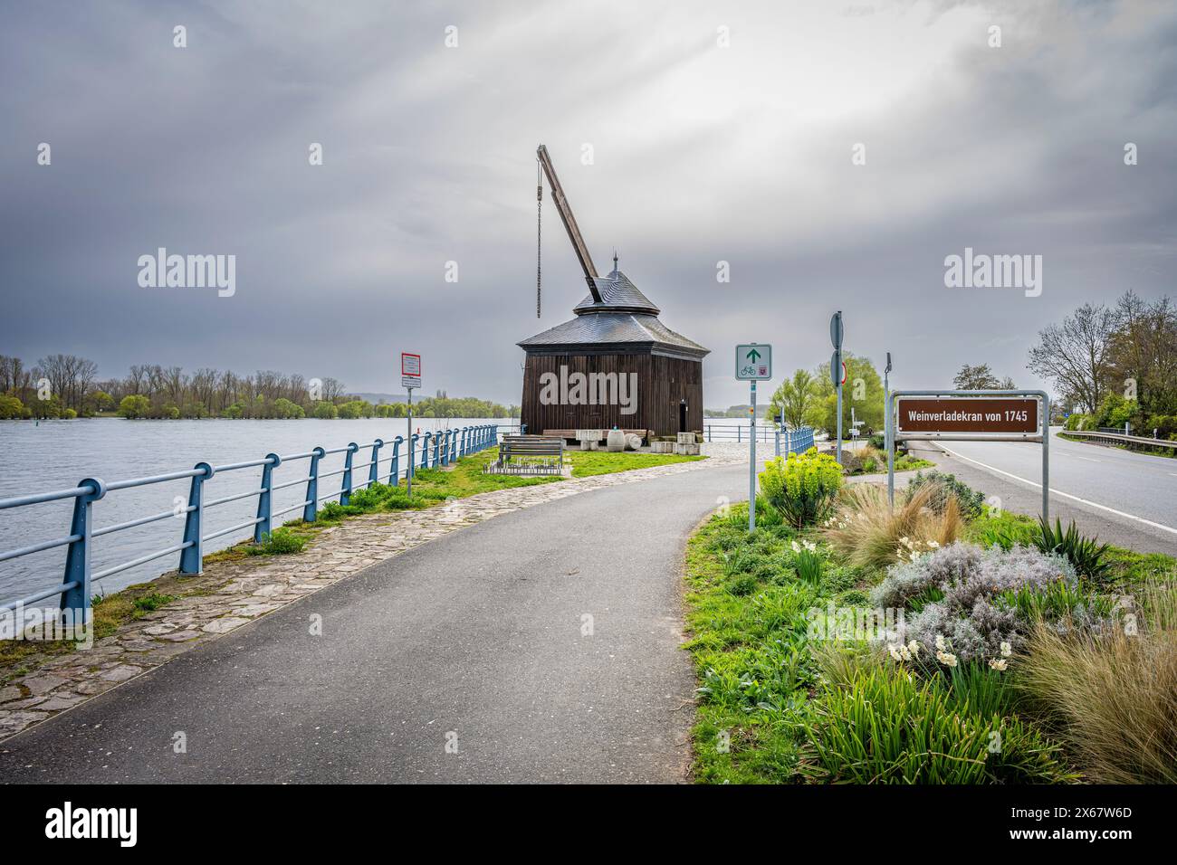 La grue historique de chargement de vin et de bois à Oestrich, Rheingau, était exploitée par des grues utilisant des roues à pied ou à pédales Banque D'Images