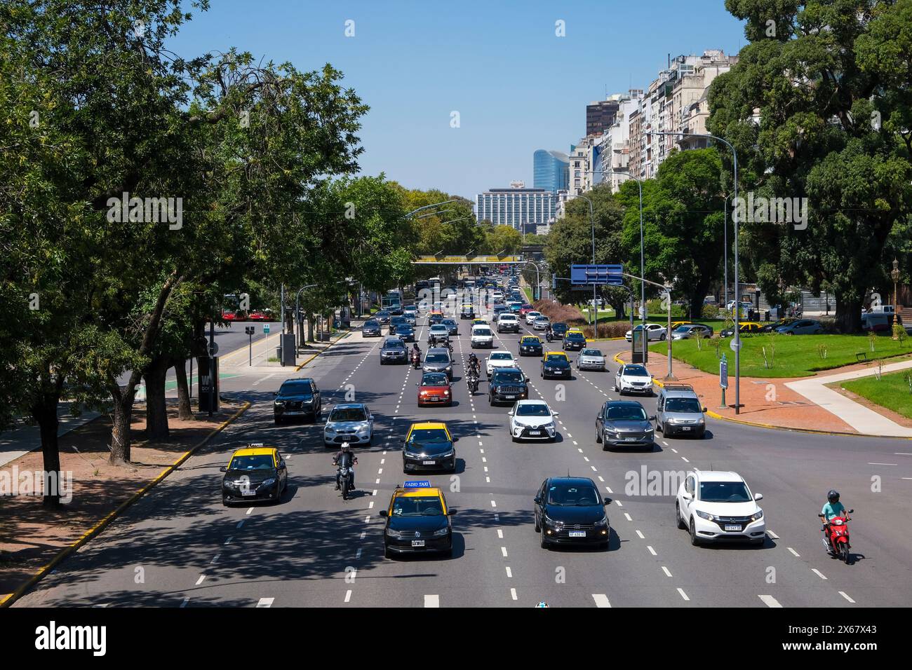 Buenos Aires, Argentine, circulation urbaine sur Avenida del Libertador, rue à sens unique avec 6 voies dans le quartier de la ville de Recoleta. Banque D'Images