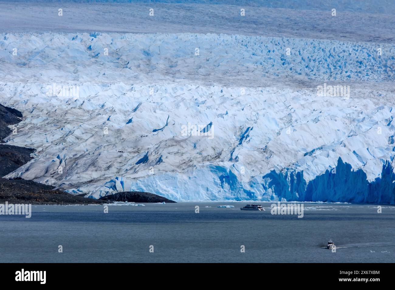 El Calafate, Patagonie, Argentine, glacier Perito Moreno dans le parc national Los Glaciares. Le glacier Perito Moreno fait partie du champ de glace de Patagonie, le Campo Hielo sur, la troisième plus grande réserve d’eau douce au monde. Les touristes peuvent prendre un bateau d'excursion jusqu'au glacier. Banque D'Images