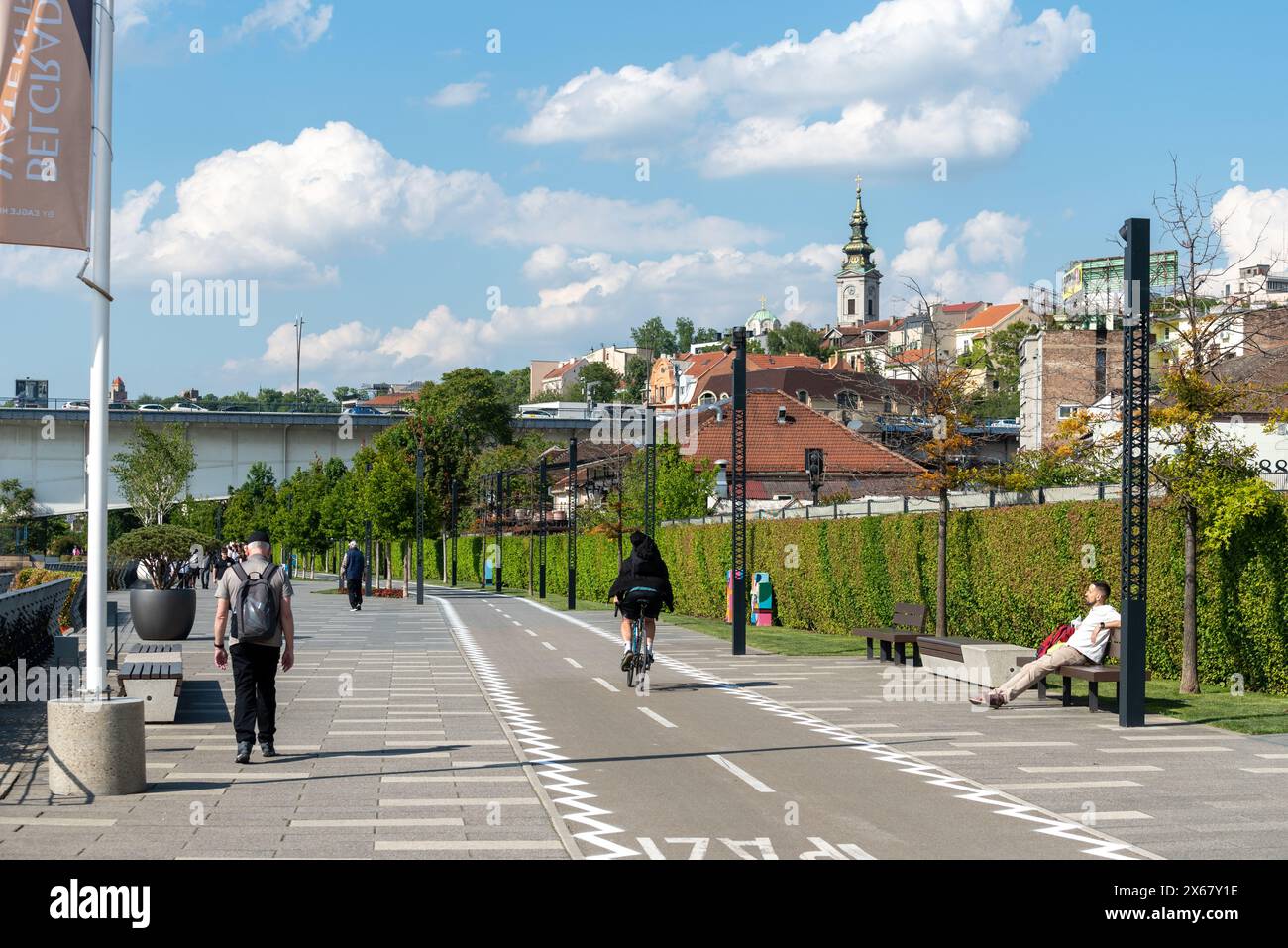 Vélo et sentier de randonnée le long du front de mer de Belgrade dans le nouveau quartier de la ville. Avril 2024. Banque D'Images