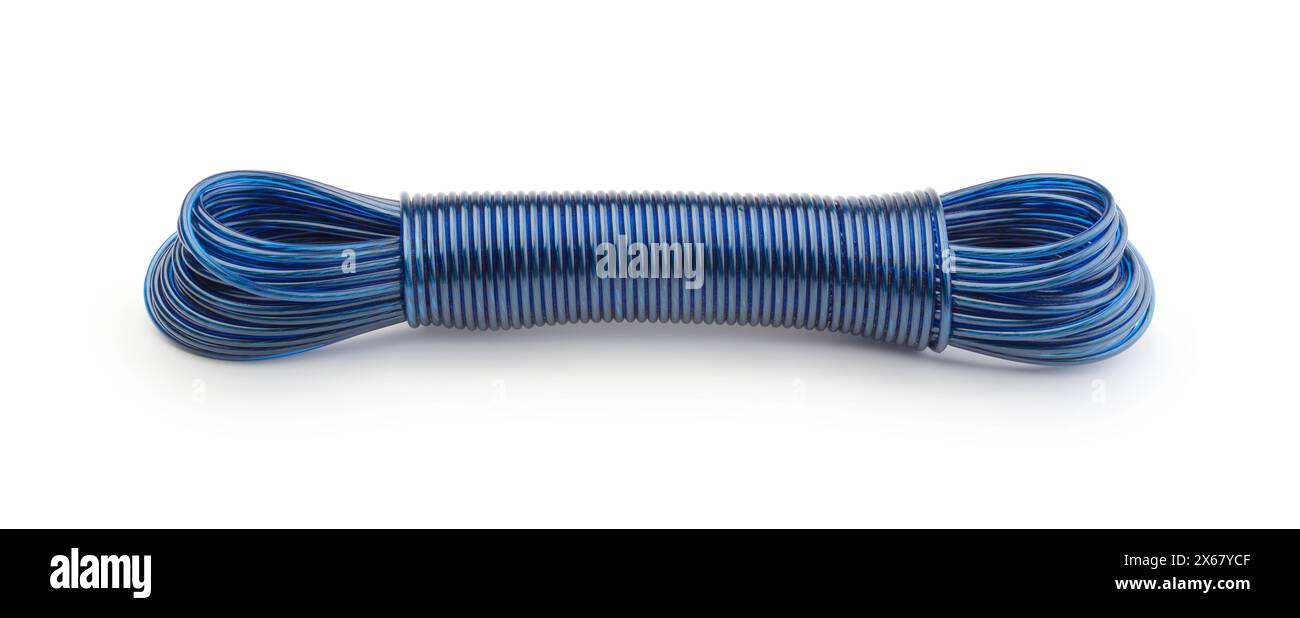 Écheveau de corde synthétique bleue isolé sur blanc. Banque D'Images