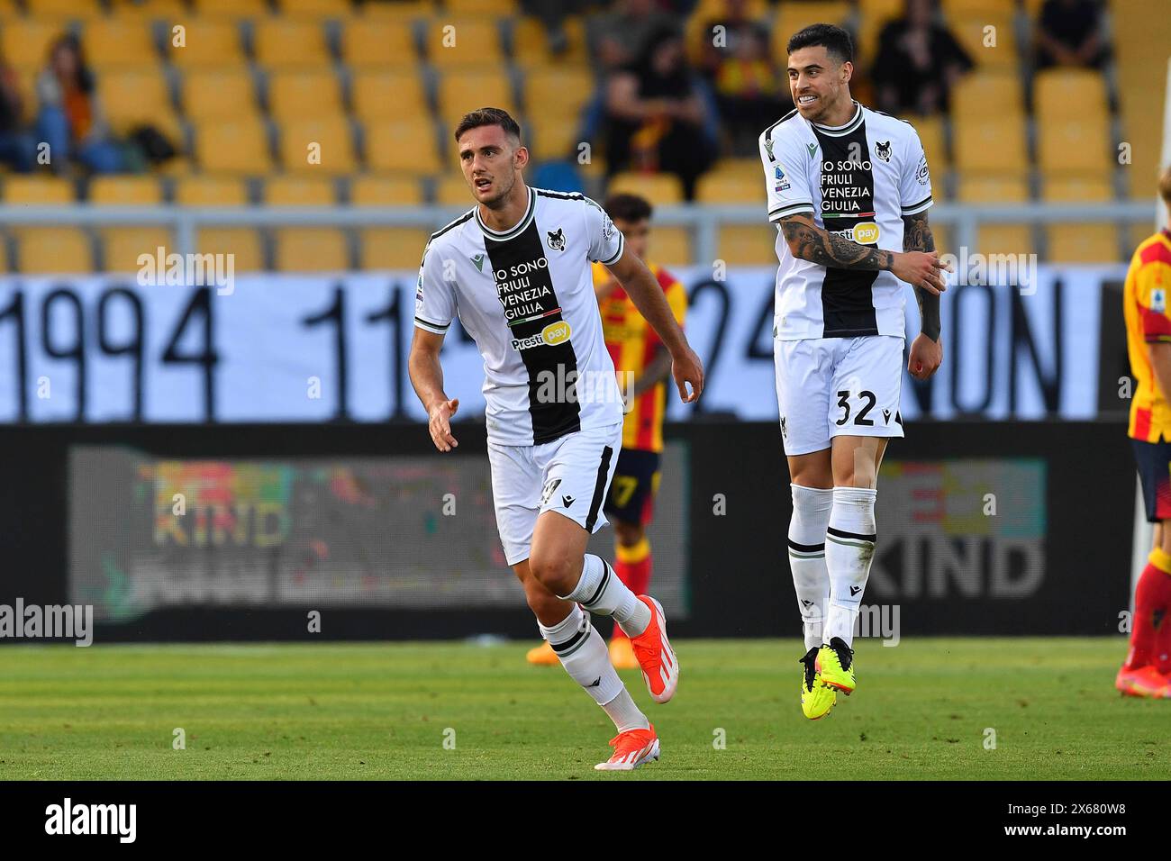 Lecce, Italie. 13 mai 2024. le stricker Lorenzo Lucca d'Udinese (17 Udinese Calcio) célèbre après avoir marqué le premier but de l'équipe lors du match de Serie A TIM entre l'US Lecce et l'Udinese Calcio 1896 au stade via del Mare de Lecce, Italie, lundi 13 mai 2024. (Crédit image : &#xa9 ; Giovanni Evangelista/LaPresse) crédit : LaPresse/Alamy Live News Banque D'Images