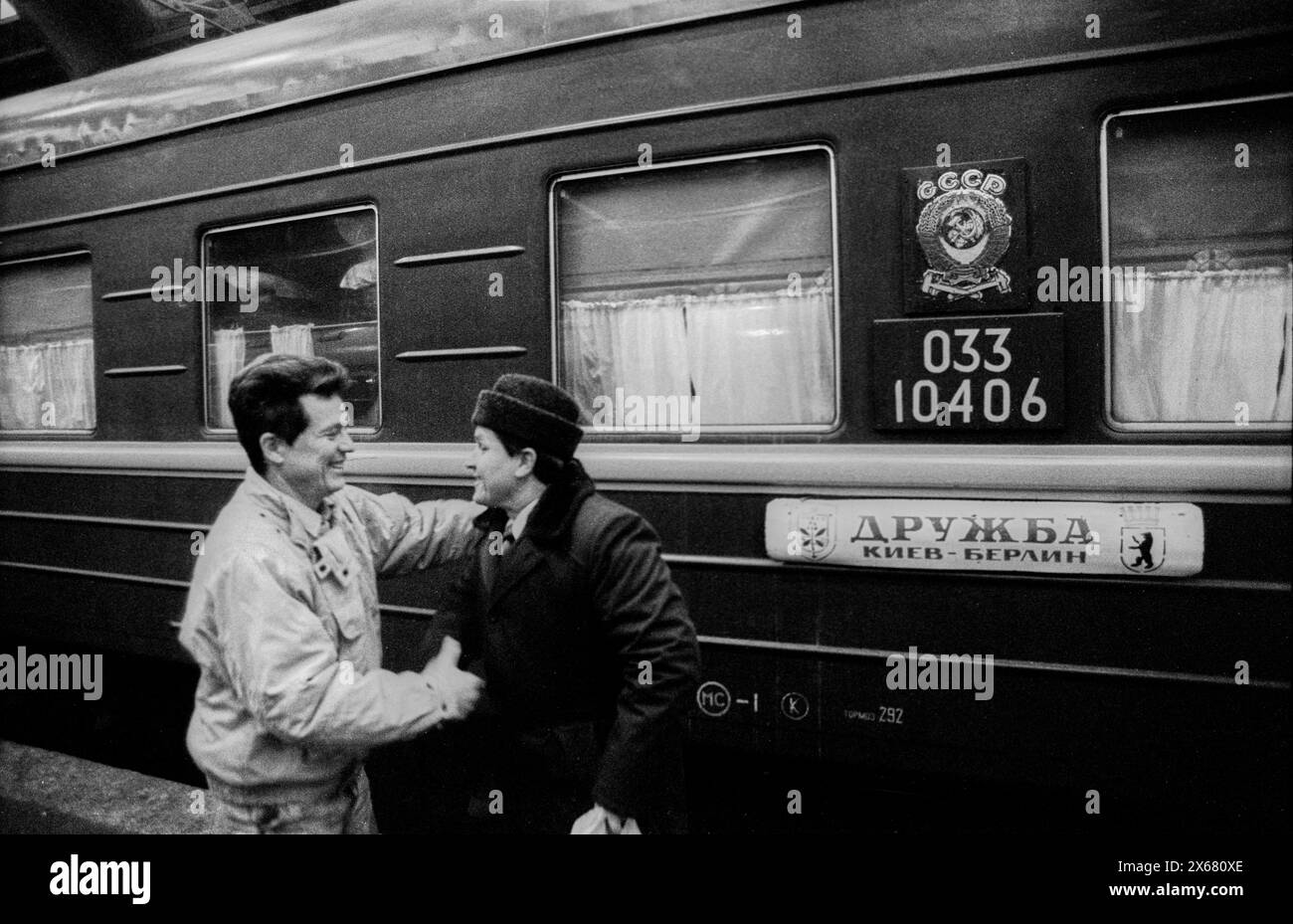 Spätaussiedler Deutschland, Berlin, 08.11.1990, auf dem Bahnhof Lichtenberg treffen Züge aus der Sowjetunion ein, Â *** rapatriements tardifs Allemagne, Berlin, 08 11 1990, les trains en provenance d'Union soviétique arrivent à la gare de Lichtenberg, Â Banque D'Images