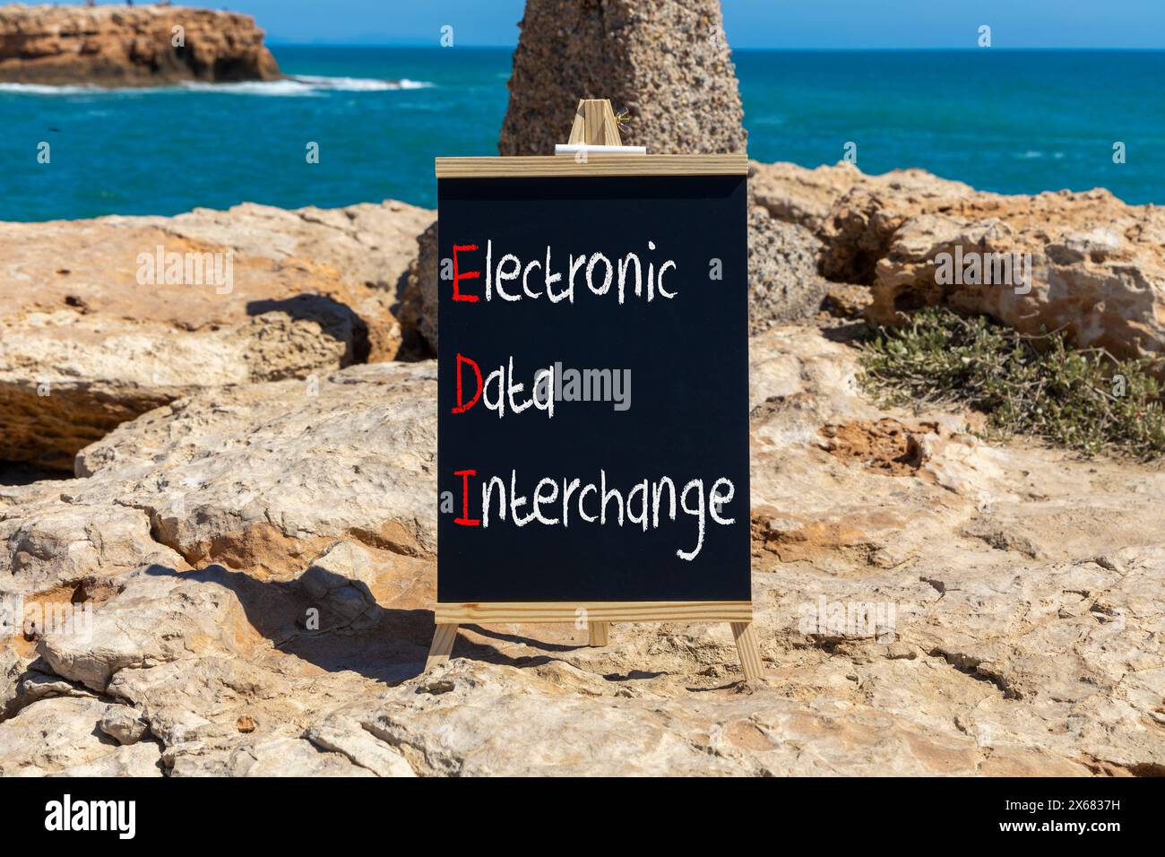 Symbole d'échange de données informatisé EDI. Mots conceptuels échange de données informatisé EDI sur tableau noir. Beau fond de mer en pierre. Affaires et EDI Banque D'Images