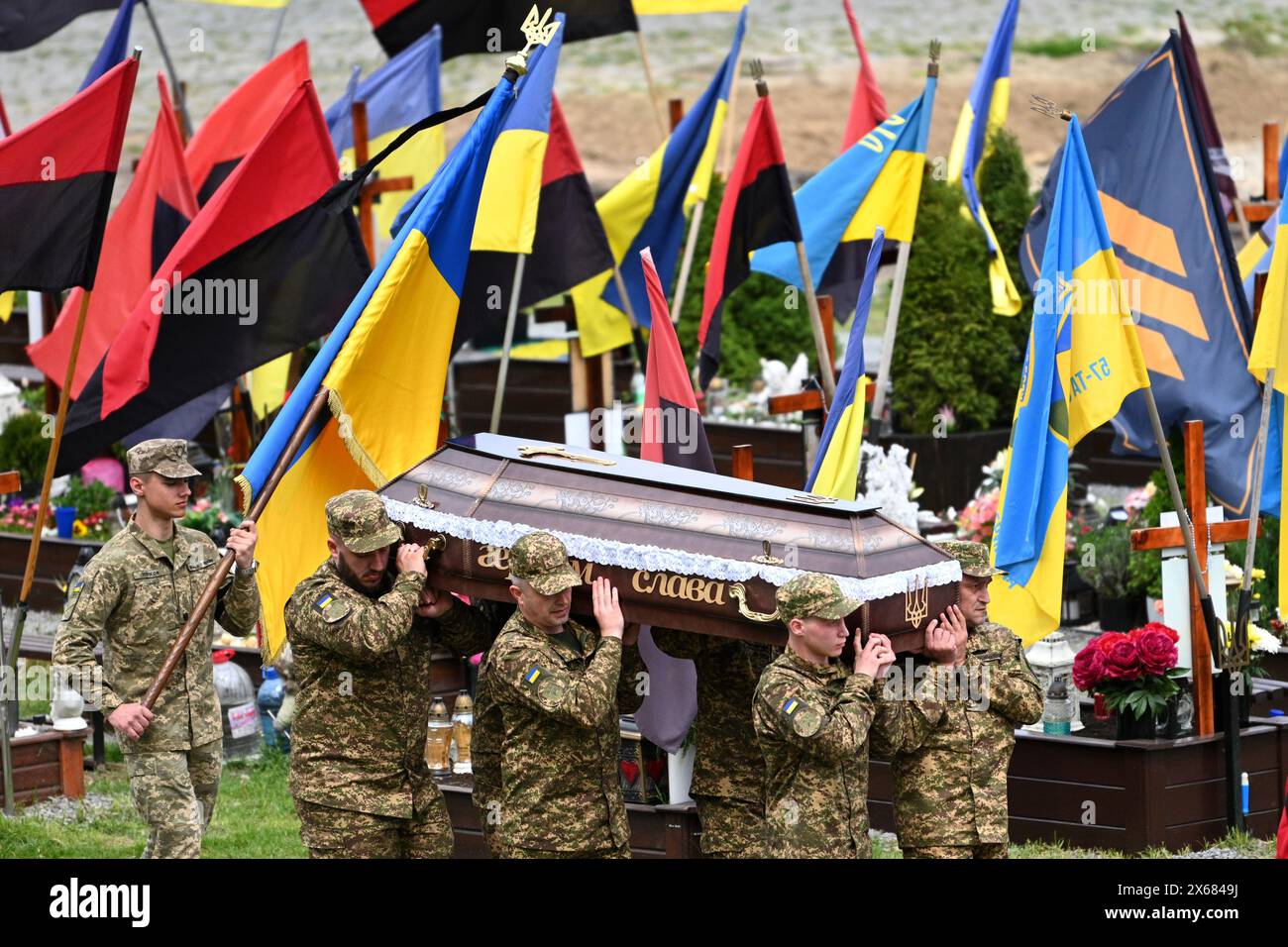 Lviv, Ukraine - 2 mai 2024 : funérailles de militaires ukrainiens tués au combat avec les troupes russes Banque D'Images