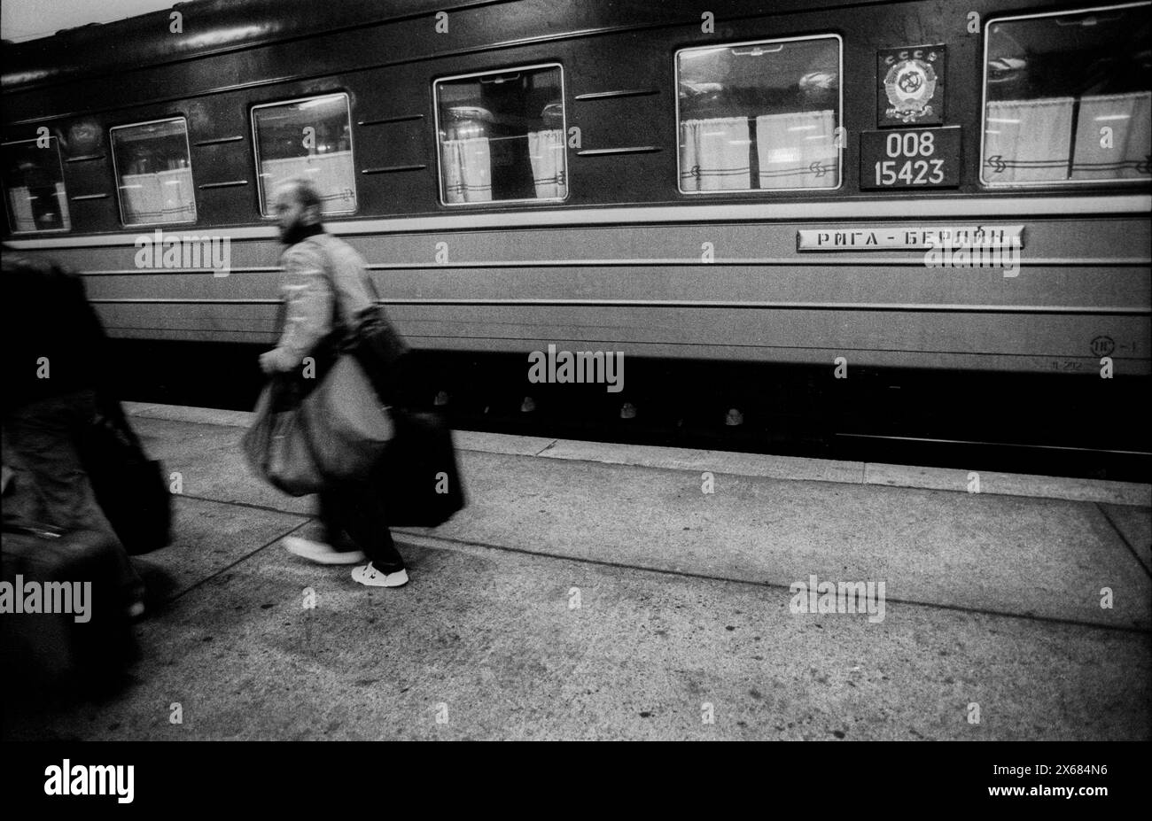 Spätaussiedler Deutschland, Berlin, 08.11.1990, auf dem Bahnhof Lichtenberg treffen Züge aus der Sowjetunion ein, Â *** rapatriements tardifs Allemagne, Berlin, 08 11 1990, les trains en provenance d'Union soviétique arrivent à la gare de Lichtenberg, Â Banque D'Images