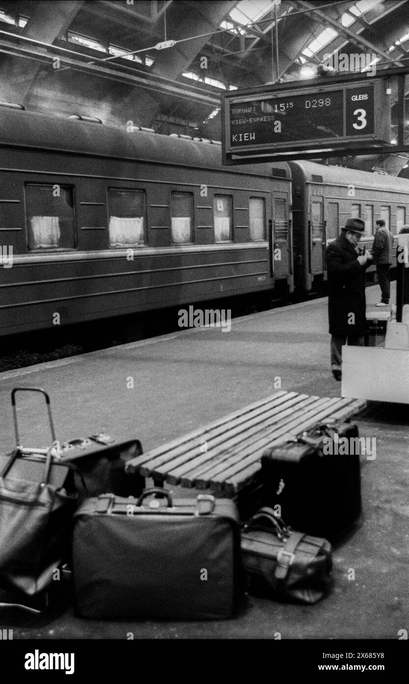 Spätaussiedler Deutschland, Berlin, 08.11.1990, auf dem Bahnhof Ostbahnhof treffen Züge aus der Sowjetunion ein, Â *** rapatriements tardifs Allemagne, Berlin, 08 11 1990, les trains en provenance d'Union soviétique arrivent à la gare Ostbahnhof, Â Banque D'Images