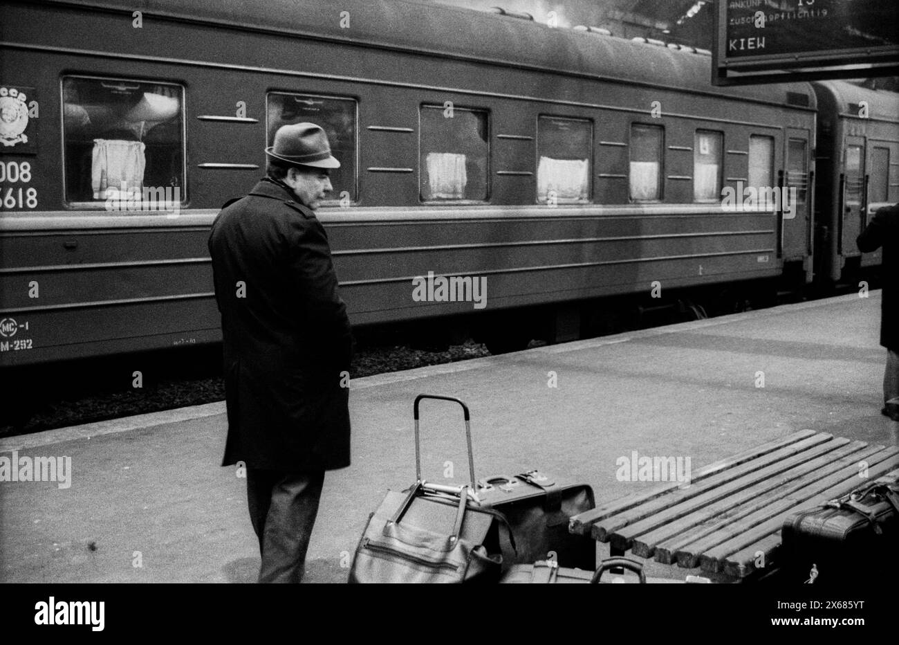 Spätaussiedler Deutschland, Berlin, 08.11.1990, auf dem Bahnhof Ostbahnhof treffen Züge aus der Sowjetunion ein, Â *** rapatriements tardifs Allemagne, Berlin, 08 11 1990, les trains en provenance d'Union soviétique arrivent à la gare Ostbahnhof, Â Banque D'Images