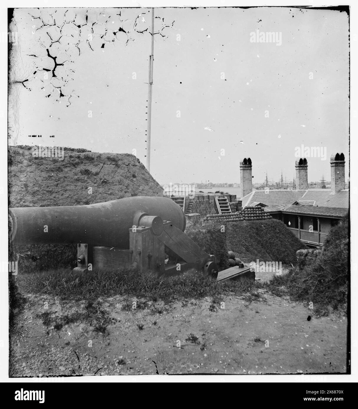 Charleston, Caroline du Sud. Vue intérieure du château Pinckney, Charleston Harbor. Ville au loin, photographies de la guerre de Sécession 1861-1865 Banque D'Images