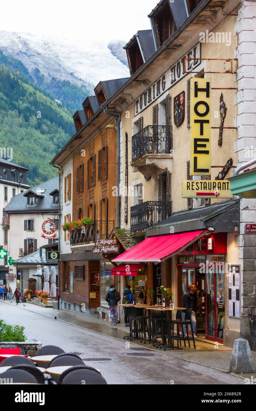 Chamonix Mont-Blanc, France - 4 octobre 2019 : vue sur la rue au centre de la célèbre station balnéaire et des Alpes françaises Banque D'Images