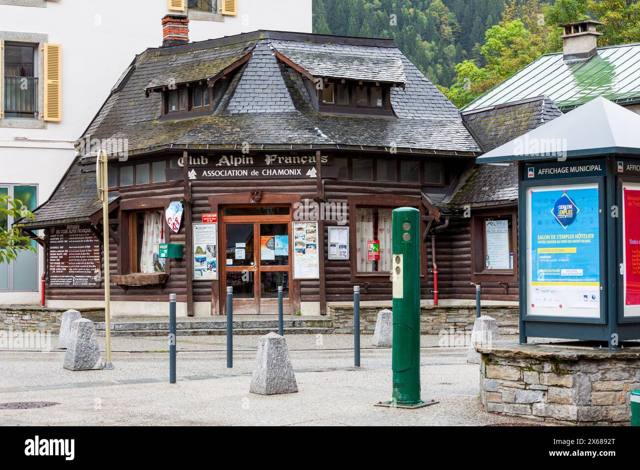 Chamonix Mont-Blanc, France - 4 octobre 2019 : vue sur la rue au centre de la célèbre station de ski et du Club alpin français Banque D'Images