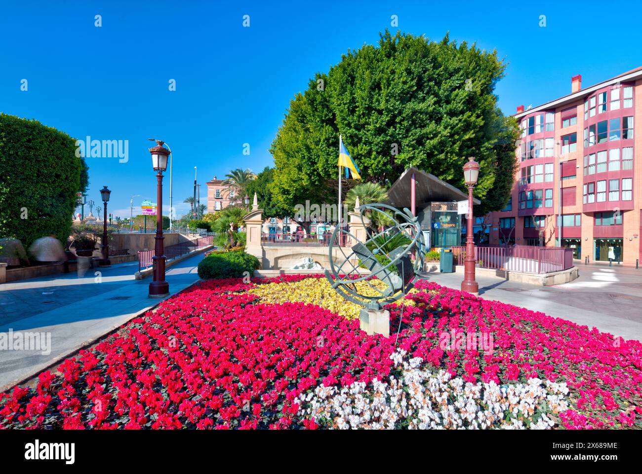 Plaza de la Glorieta, décorations florales, façades de maison, vieille ville, architecture, tour de ville, Murcie, région autonome de Murcie, Espagne, Banque D'Images