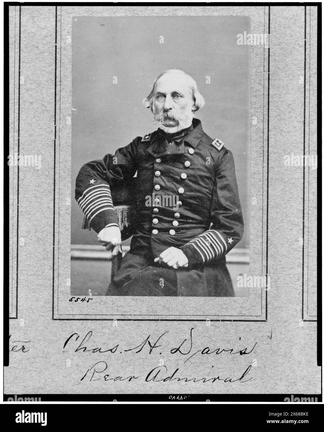 Chas. H. Davis, contre-amiral, portrait de trois quarts, assis, légèrement tourné vers la gauche, . Collection de photographies de la guerre de Sécession., no 5545.. Davis, Charles Henry,--1807-1877--Service militaire. , États-Unis--histoire--Guerre civile, 1861-1865--personnel militaire--Union. Banque D'Images