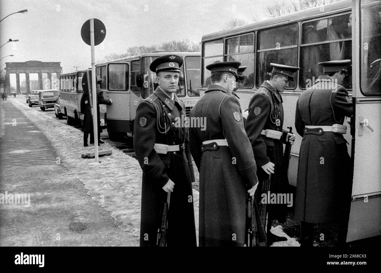 Abschied Sowjetische Ehrenwache Deutschland, Berlin, 22.12.1990, Abzug der sowjetischen Ehrenwache vom Ehrenmal im Tiergarten, Abschied, Â *** Adieu Garde d'honneur soviétique Allemagne, Berlin, 22 12 1990, retrait de la Garde d'honneur soviétique du mémorial de Tiergarten, Adieu, Â Banque D'Images