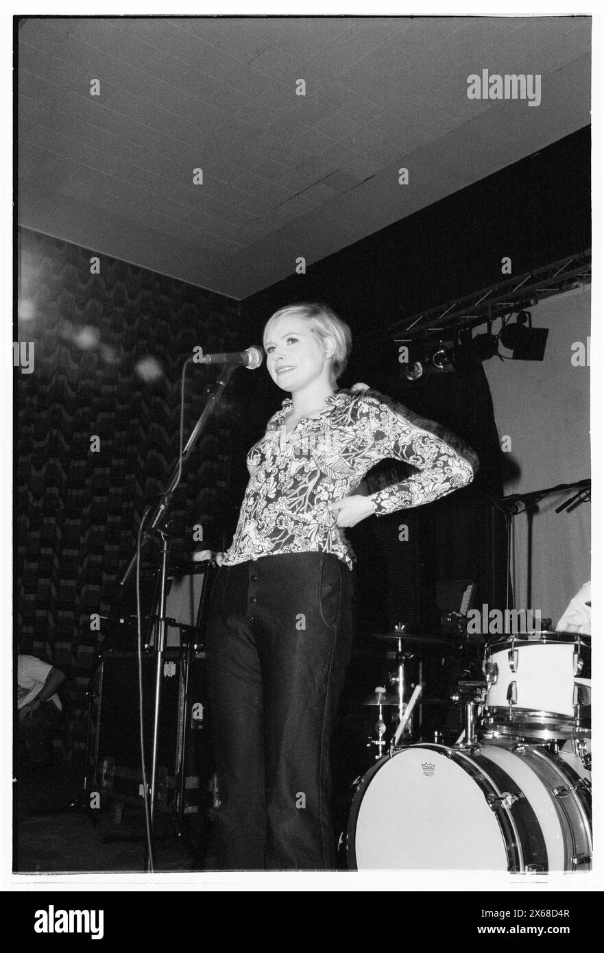 NINA PERSSON, JEUNE, THE CARDIGANS, 1996 : une jeune Nina Persson des Cardigans jouant une première tournée aux Anson Rooms de l'Université de Bristol à Bristol, Angleterre, Royaume-Uni le 20 janvier 1996. Photo : Rob Watkins. INFO : The Cardigans, un groupe suédois formé au début des années 90, a acquis une renommée internationale avec des tubes comme Lovefool. Leur son éclectique fusionne des éléments pop, rock et indie, marqués par la voix distinctive de Nina Persson et un penchant pour les mélodies accrocheuses. Banque D'Images