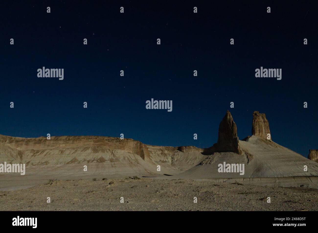 Scène de nuit avec les pinacles rocheux de la vallée de Bozzhira, Kazakhstan. Constellation majeure d'Ursa Banque D'Images