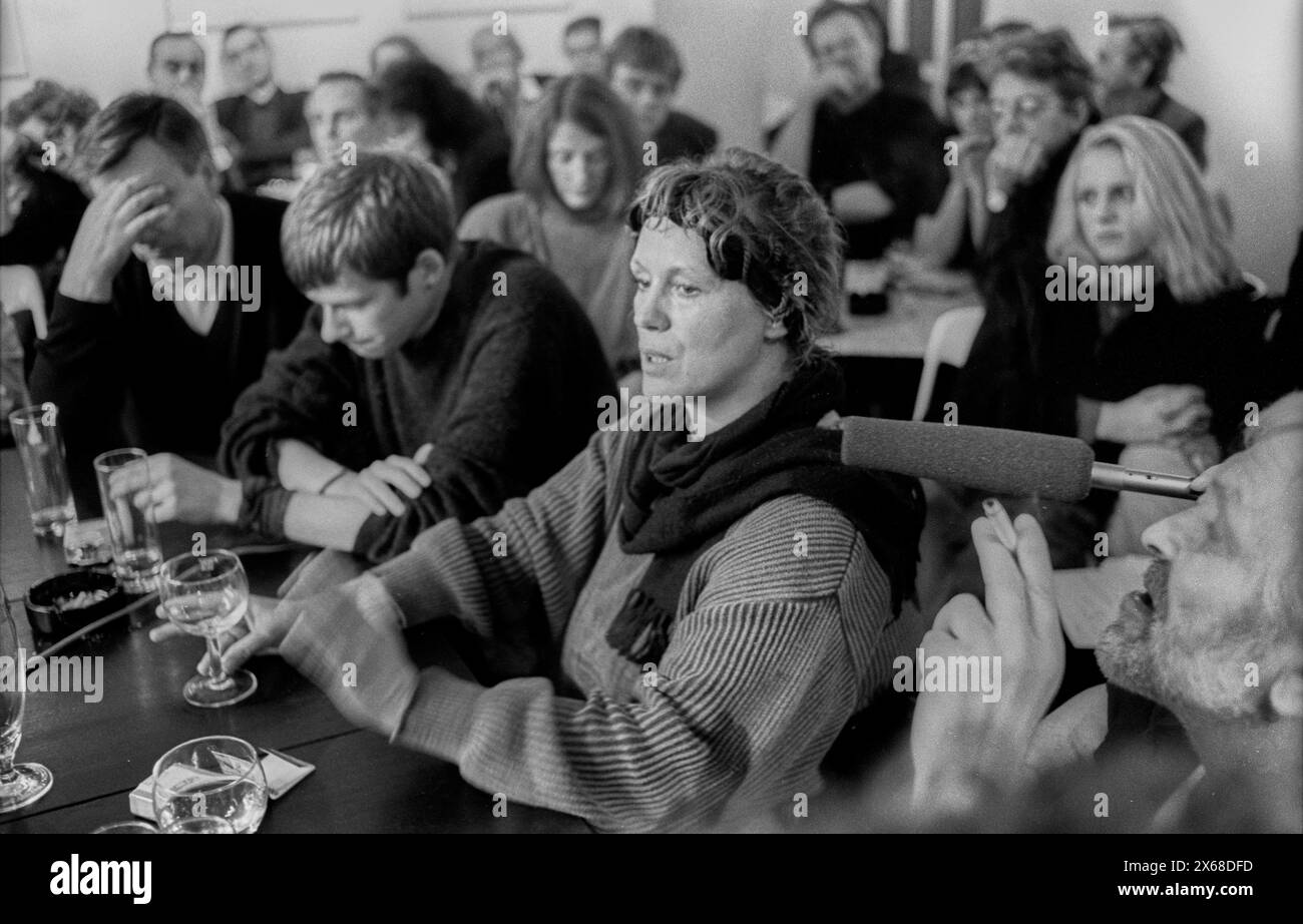 ZENSUR in der DDR Deutschland, Berlin, 15.02.1991, Gesprächsrunde Erfahrung mit der ZENSUR, im Haus Drama in der Clara-Zetkin-Straße, Brigitte Struzyk Mitte, Â *** Censorship in the RDA Germany, Berlin, 15 02 1991, discussion round Experience with Censorship, in the House of Drama Zetkin Straße, Brigitte Struzyk Mitte, Â Banque D'Images