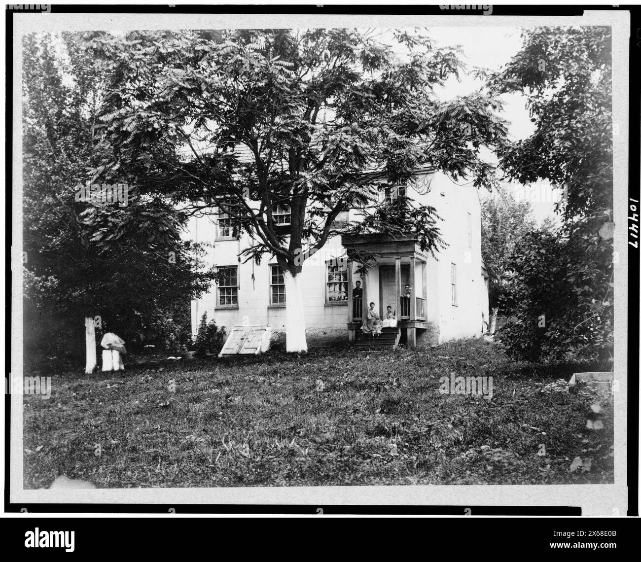 Maison D.R. Miller, avec famille sur le porche, Hagerstown Pike, Antietam, Maryland, . Collection de photographies de la guerre de Sécession.. Habitations--Maryland--Antietam--1860-1870. , États-Unis--histoire--Guerre civile, 1861-1865--aspects sociaux. Banque D'Images