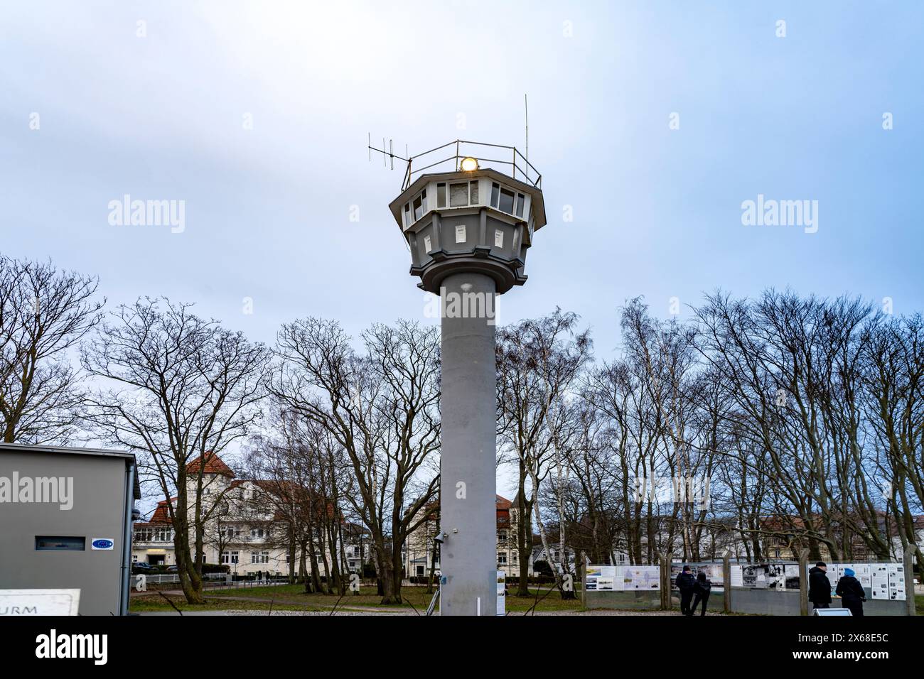 La tour frontalière de la mer Baltique de l'ancienne RDA et maintenant un musée dans la station balnéaire Baltique de Kühlungsborn en hiver, Mecklembourg-Poméranie occidentale, Allemagne Banque D'Images