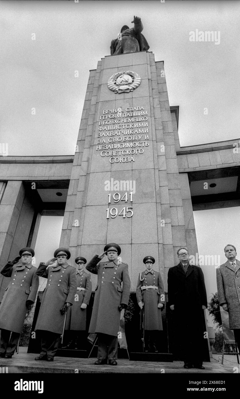 Abschied Sowjetische Ehrenwache Deutschland, Berlin, 22.12.1990, Abzug der sowjetischen Ehrenwache vom Ehrenmal im Tiergarten, Ehrenbezeigung, Â *** Adieu Garde d'honneur soviétique Allemagne, Berlin, 22 12 1990, retrait de la Garde d'honneur soviétique du mémorial de Tiergarten, salut honoraire, Â Banque D'Images