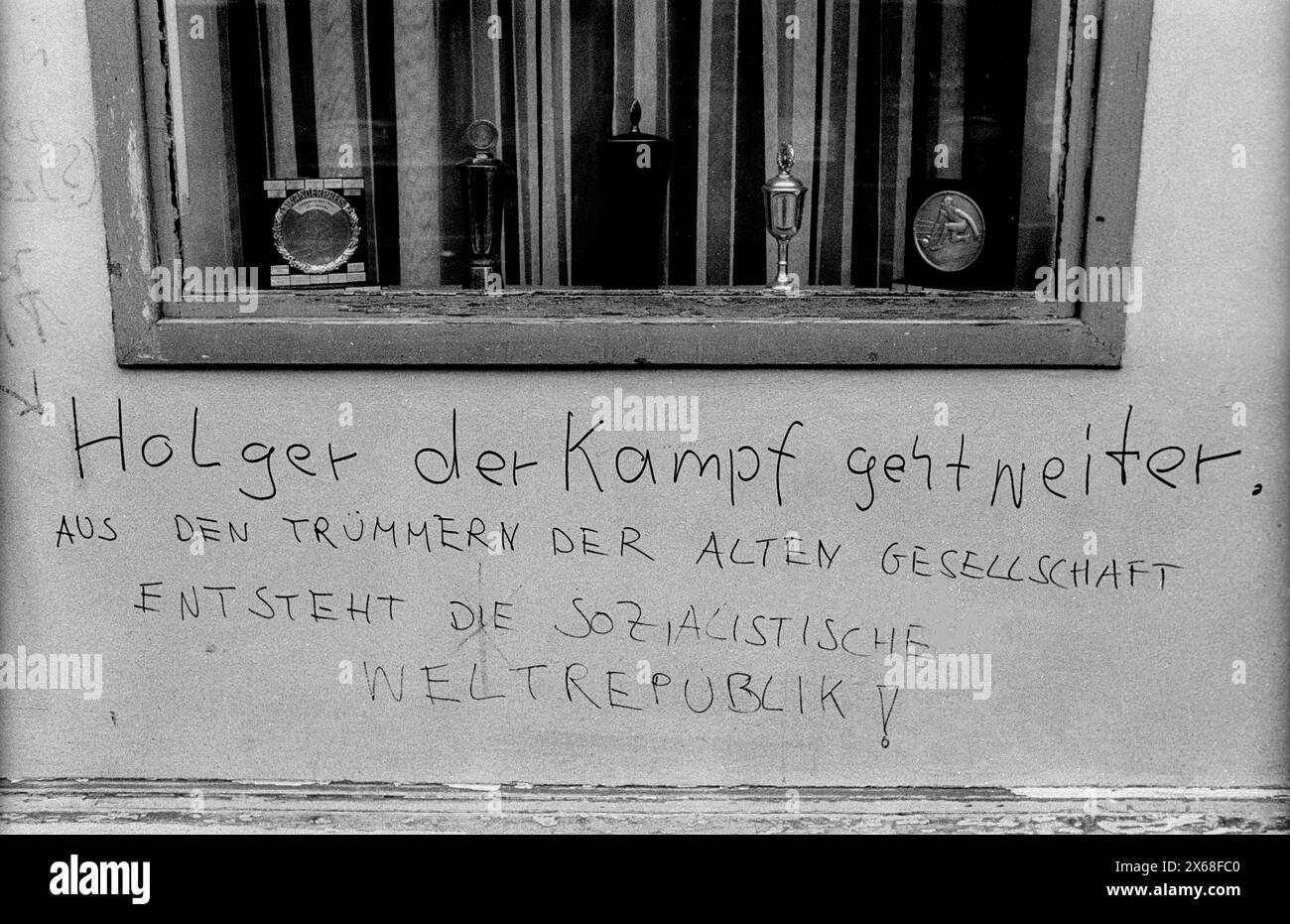 RAF Sympathie Deutschland, Berlin, 19.02.1991, Holger der Kampf geht weiter, aus den Trümmern der alten Gesellschaft entsteht die sozialistische Weltrepublik, RAF -Spruch, in der Stargarder Straße, Â *** RAF Sympathie Deutschland, Berlin, 19 02 1991, Holger The Fight Goes on, des ruines de la vieille société émerge la république socialiste mondiale, slogan de la RAF, à Stargarder Straße, Â Banque D'Images