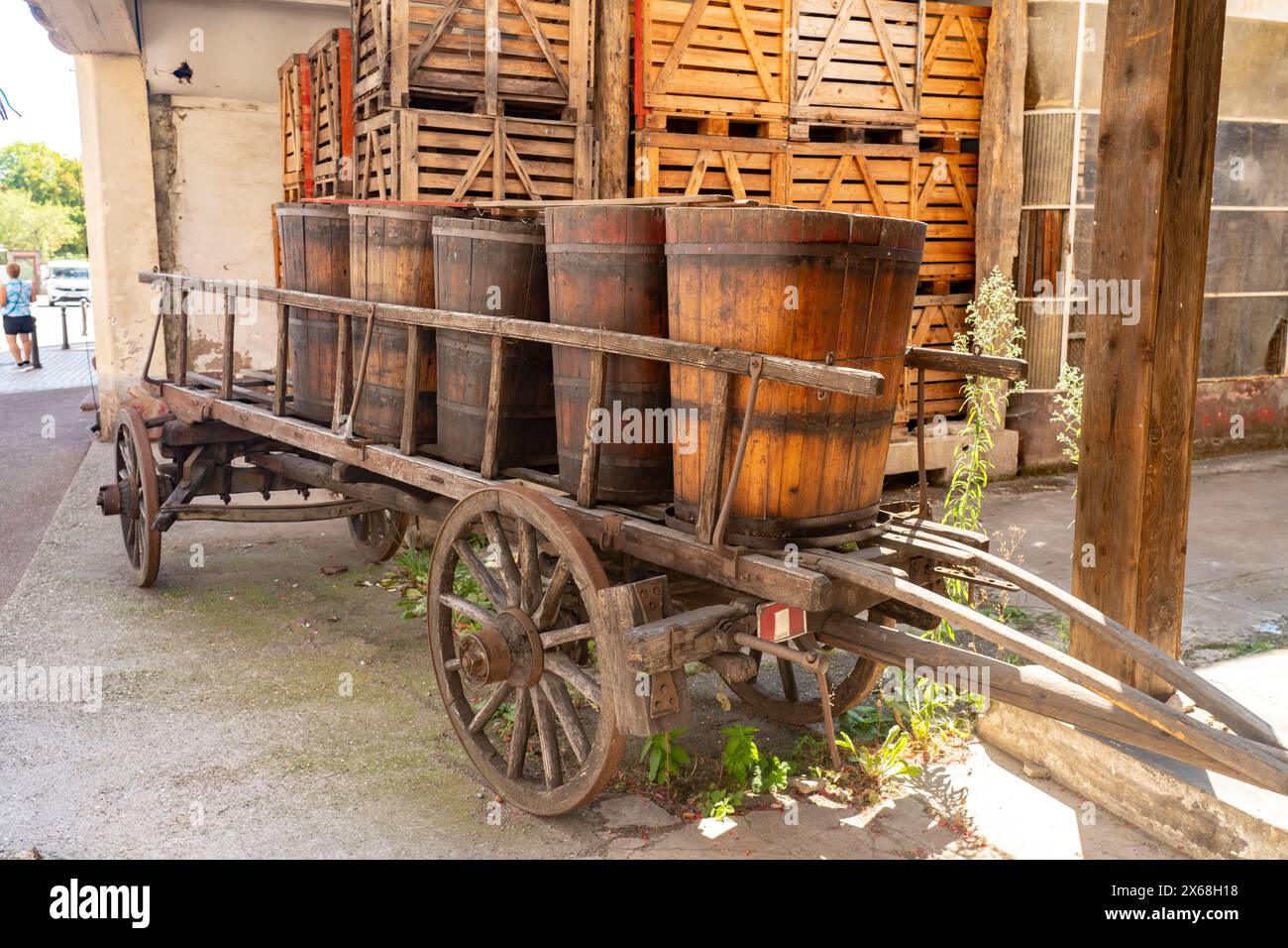 Fûts de vin sur une charrette historique en bois, Ribeauville, Alsace, France Banque D'Images
