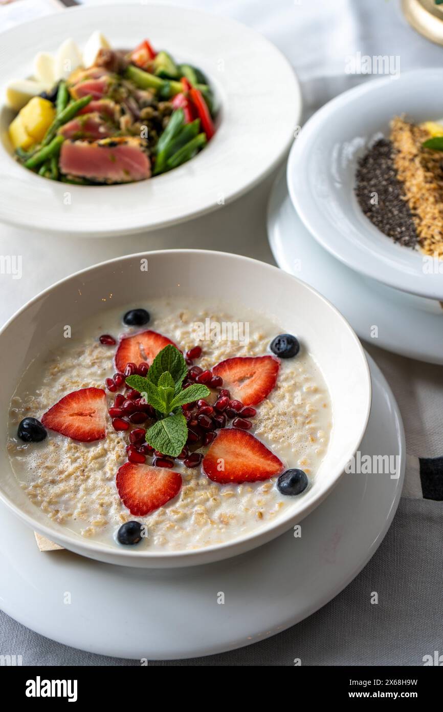 Petit déjeuner sain, bouillie d'avoine avec des baies d'été sur une table, brunch Banque D'Images