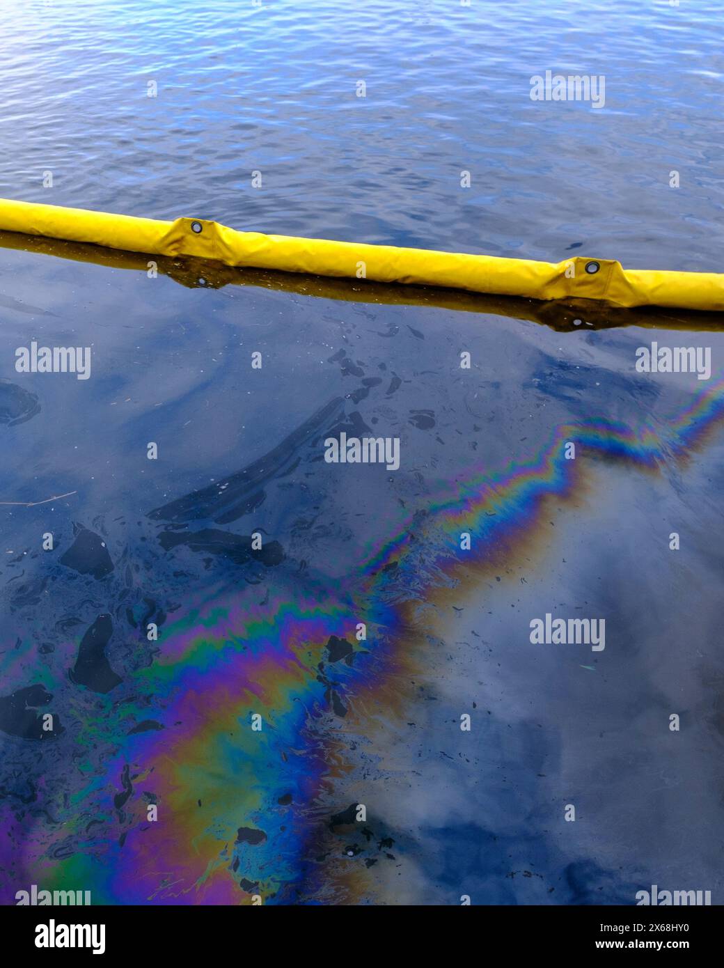 Déversement de carburant sur l'eau avec barrière d'huile Banque D'Images