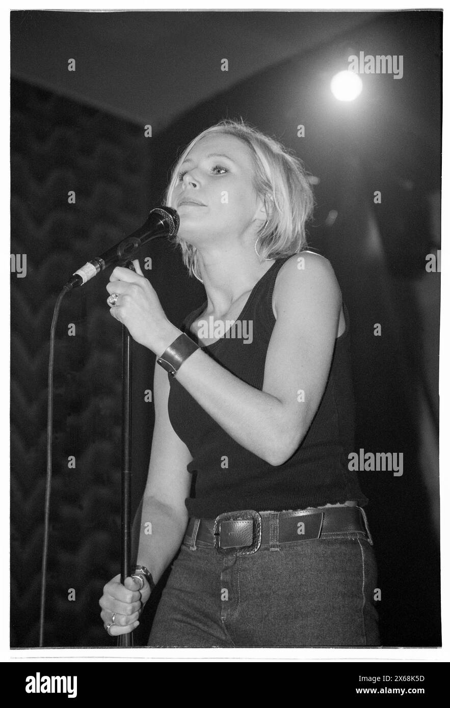 NINA PERSSON, JEUNE, THE CARDIGANS, 1996 : une jeune Nina Persson des Cardigans jouant une première tournée britannique aux Anson Rooms de l'Université de Bristol à Bristol, Angleterre, Royaume-Uni le 9 novembre 1996. Photo : Rob Watkins. INFO : The Cardigans, un groupe suédois formé au début des années 90, a acquis une renommée internationale avec des tubes comme Lovefool. Leur son éclectique fusionne des éléments pop, rock et indie, marqués par la voix distinctive de Nina Persson et un penchant pour les mélodies accrocheuses. Banque D'Images