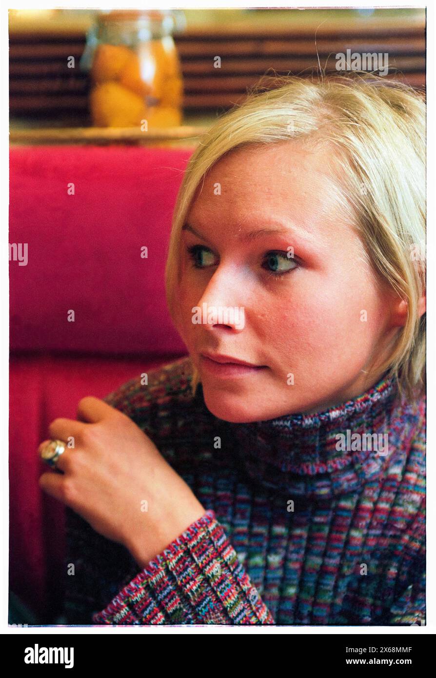 NINA PERSSON, PORTRAIT, 1996 : un portrait de la chanteuse suédoise Nina Persson des Cardigans au restaurant italien Al Bacio à Bristol, Angleterre, Royaume-Uni le 9 novembre 1996. Photo : Rob Watkins. INFO : The Cardigans, un groupe suédois formé au début des années 90, a acquis une renommée internationale avec des tubes comme Lovefool. Leur son éclectique fusionne des éléments pop, rock et indie, marqués par la voix distinctive de Nina Persson et un penchant pour les mélodies accrocheuses Banque D'Images