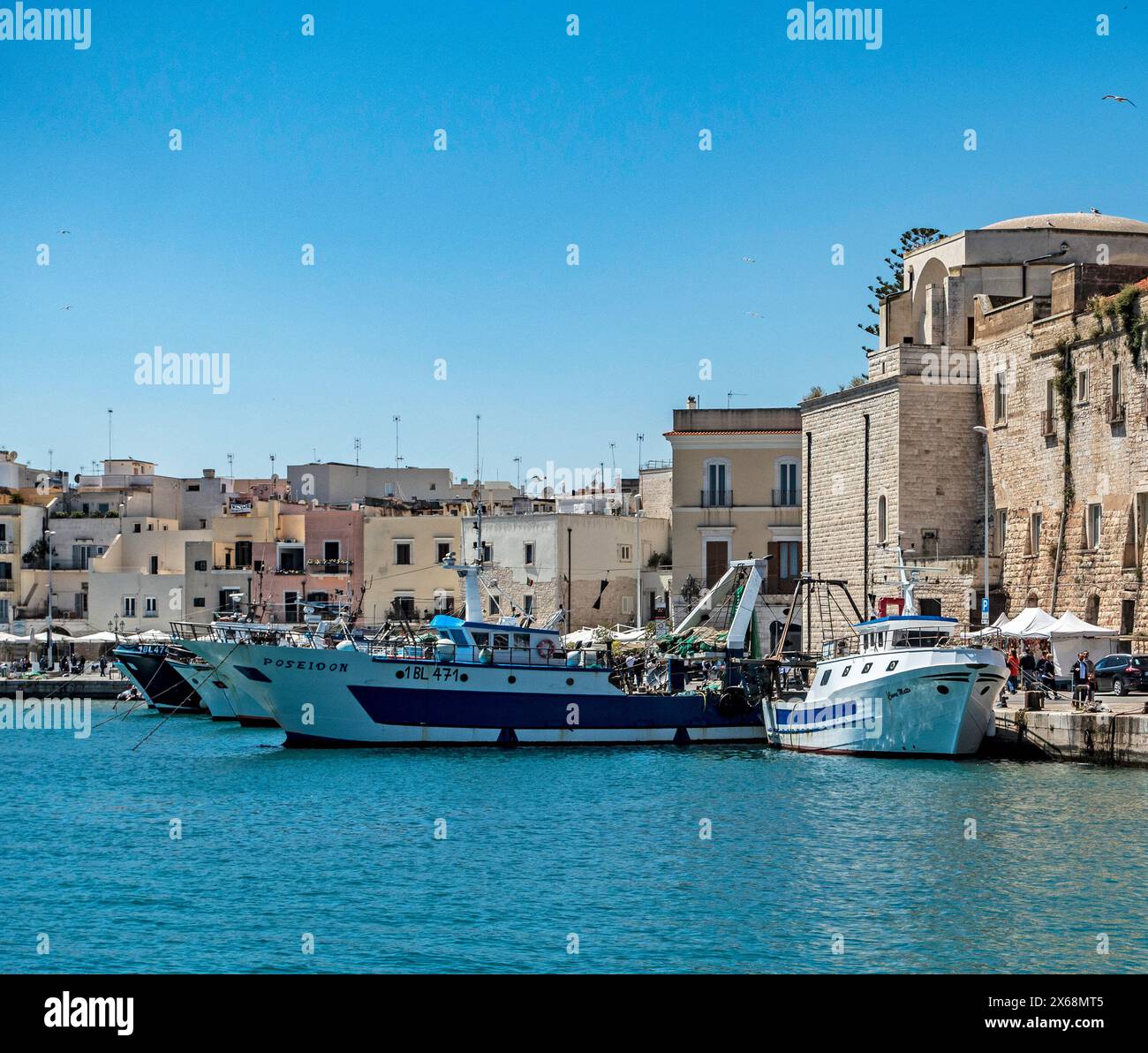 Chalutiers de pêche commerciale, amarrés à Trani, Italie. Banque D'Images