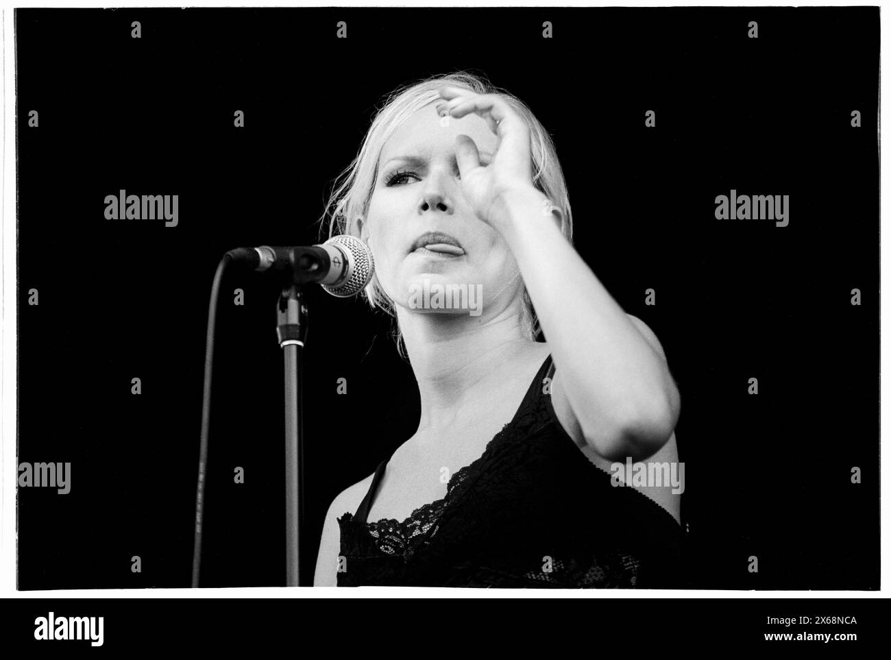 NINA PERSSON, THE CARDIGANS, READING FESTIVAL 1997 : Nina Persson du groupe suédois The Cardigans joue au Reading Festival, Reading, Royaume-Uni le 23 août 1997. Photo : Rob Watkins. INFO : The Cardigans, un groupe suédois formé au début des années 90, a acquis une renommée internationale avec des tubes comme Lovefool. Leur son éclectique fusionne des éléments pop, rock et indie, marqués par la voix distinctive de Nina Persson et un penchant pour les mélodies accrocheuses. Banque D'Images