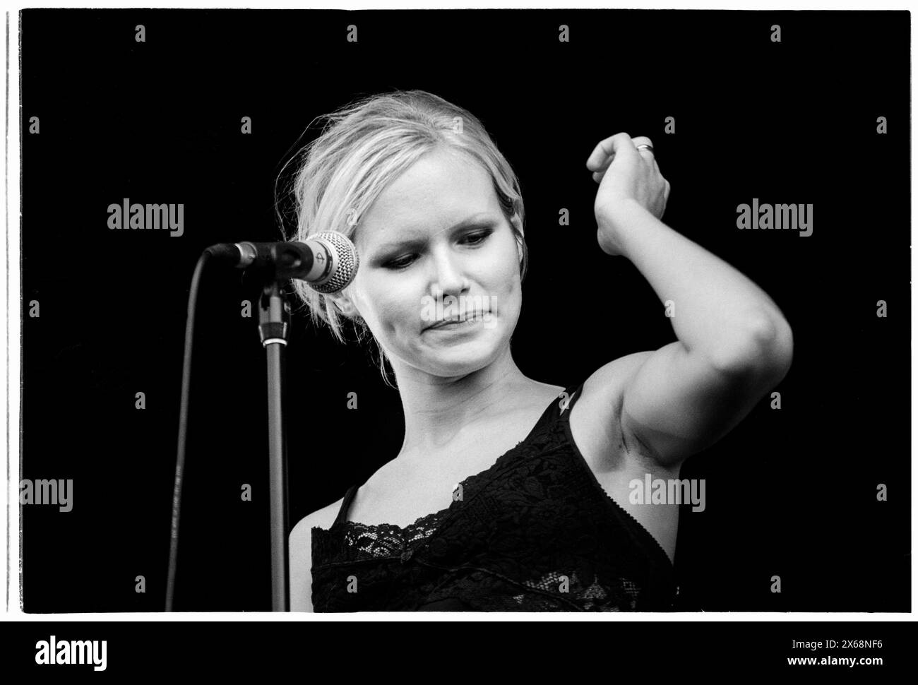 NINA PERSSON, THE CARDIGANS, READING FESTIVAL 1997 : Nina Persson du groupe suédois The Cardigans joue au Reading Festival, Reading, Royaume-Uni le 23 août 1997. Photo : Rob Watkins. INFO : The Cardigans, un groupe suédois formé au début des années 90, a acquis une renommée internationale avec des tubes comme Lovefool. Leur son éclectique fusionne des éléments pop, rock et indie, marqués par la voix distinctive de Nina Persson et un penchant pour les mélodies accrocheuses. Banque D'Images