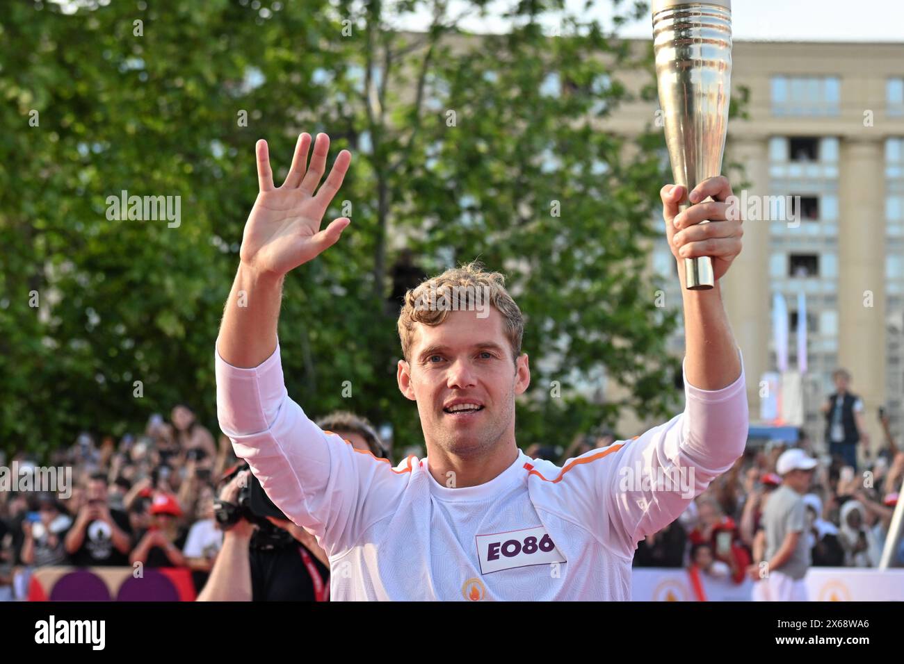 Montpellier, France. 13 mai 2024. © PHOTOPQR/LE MIDI LIBRE/JEAN-MICHEL MART ; MONTPELLIER ; 13/05/2024 ; MONTPELLIER/PASSAGE DE LA FLAMME OLYMPIQUE AVANT LES JEUX OLYMPIQUES DE PARIS 2024/KEVIN MAYER DERNIER RELAYEUR et ALLUMAGE DU CHAUDRON L'Olympien français Kevin Mayer lors de la cérémonie du relais de la flamme olympique à la place de l'Europe à Montpellier, dans le sud de la France, le 13 mai 2024, en prévision des Jeux Olympiques de Paris 2024. *** Légende locale *** crédit : MAXPPP/Alamy Live News Banque D'Images