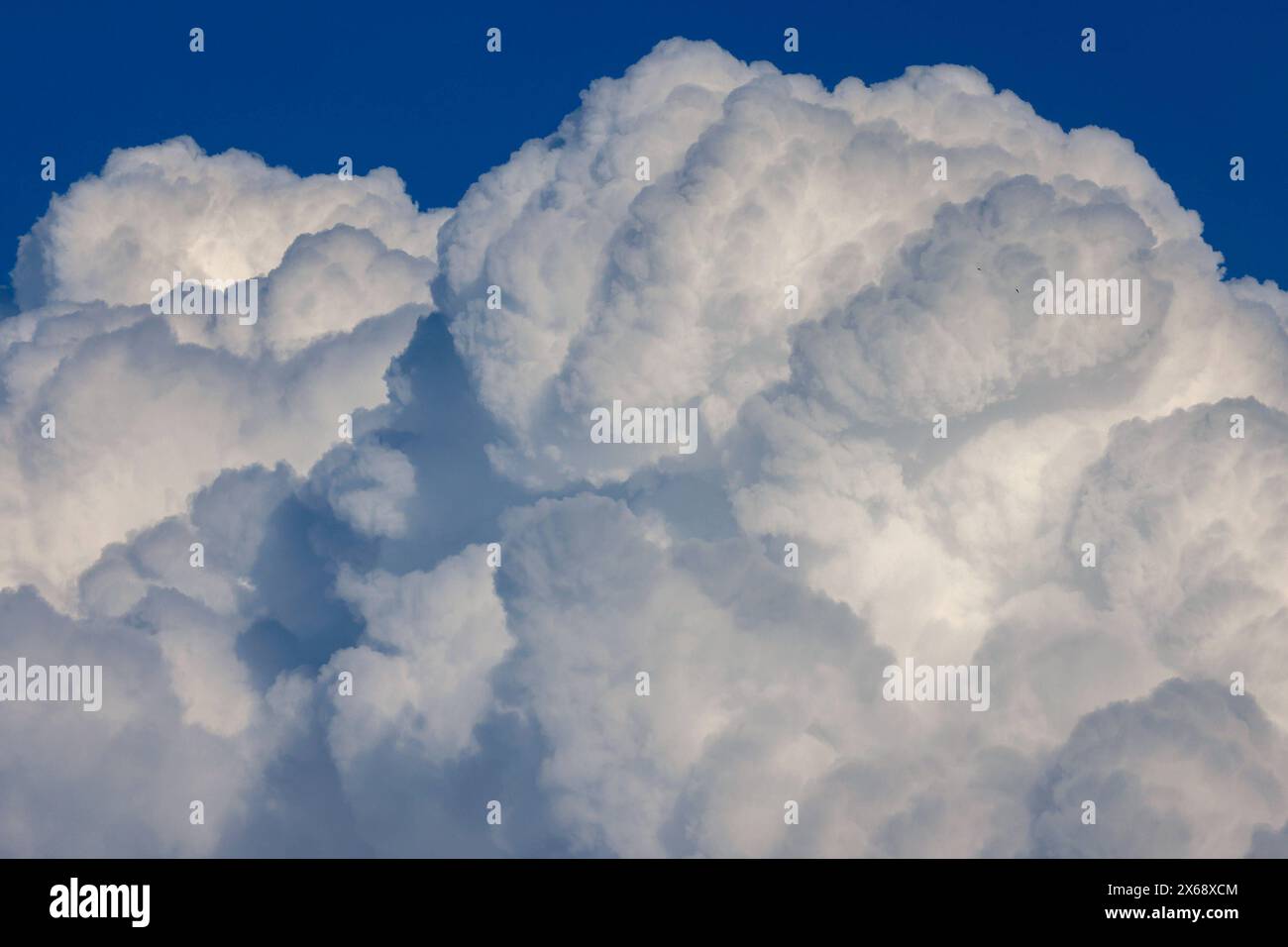 Wolkenstimmung, Quellwolken am Abend ueber über Siegen-Oberschelden. Fruehling Frühling im Siegerland AM 13.05.2024 à Siegen/Deutschland. *** Humeur nuageuse, nuages de printemps dans la soirée au-dessus de Siegen Oberschelden printemps à Siegerland le 13 05 2024 à Siegen Allemagne Banque D'Images