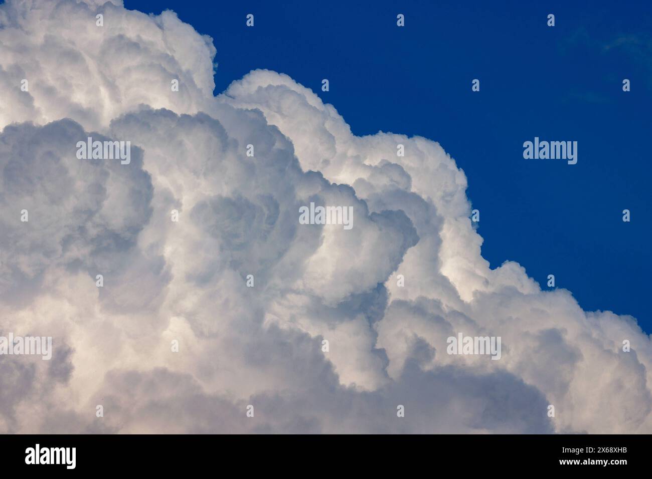 Wolkenstimmung, Quellwolken am Abend ueber über Siegen-Oberschelden. Fruehling Frühling im Siegerland AM 13.05.2024 à Siegen/Deutschland. *** Humeur nuageuse, nuages de printemps dans la soirée au-dessus de Siegen Oberschelden printemps à Siegerland le 13 05 2024 à Siegen Allemagne Banque D'Images