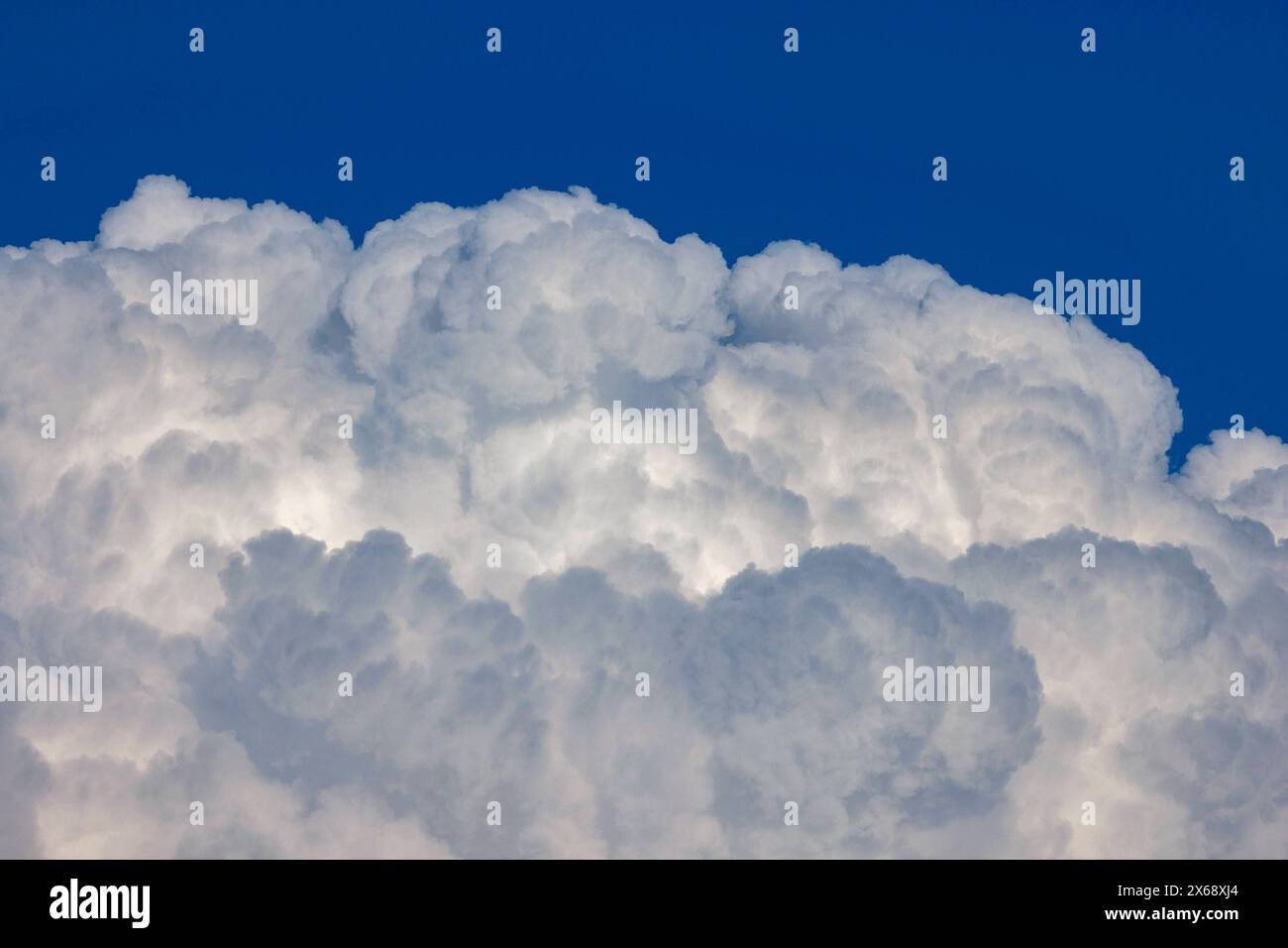 Wolkenstimmung, Quellwolken am Abend ueber über Siegen-Oberschelden. Fruehling Frühling im Siegerland AM 13.05.2024 à Siegen/Deutschland. *** Humeur nuageuse, nuages de printemps dans la soirée au-dessus de Siegen Oberschelden printemps à Siegerland le 13 05 2024 à Siegen Allemagne Banque D'Images