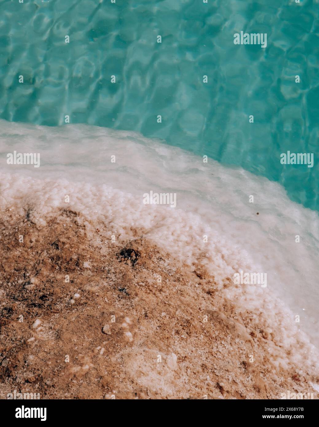 Gros plan de dépôts de sel cristallin sur la rive d'un lac salé turquoise dans l'oasis de Siwa, en Égypte Banque D'Images