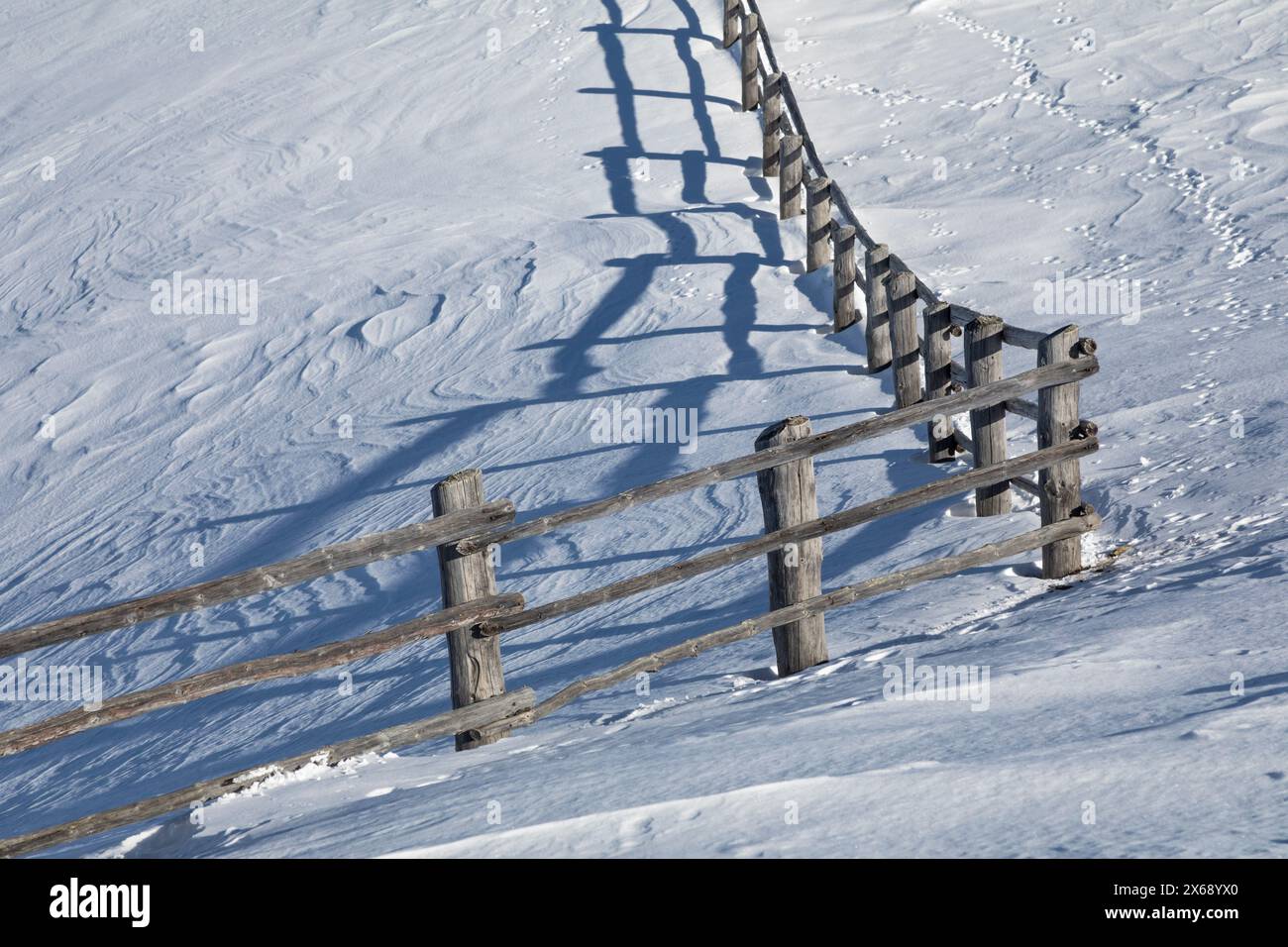 Italie, Tyrol du Sud, municipalité de Luson, clôtures en bois près du sommet du mont Muro / Lüsner Maurerberg Banque D'Images