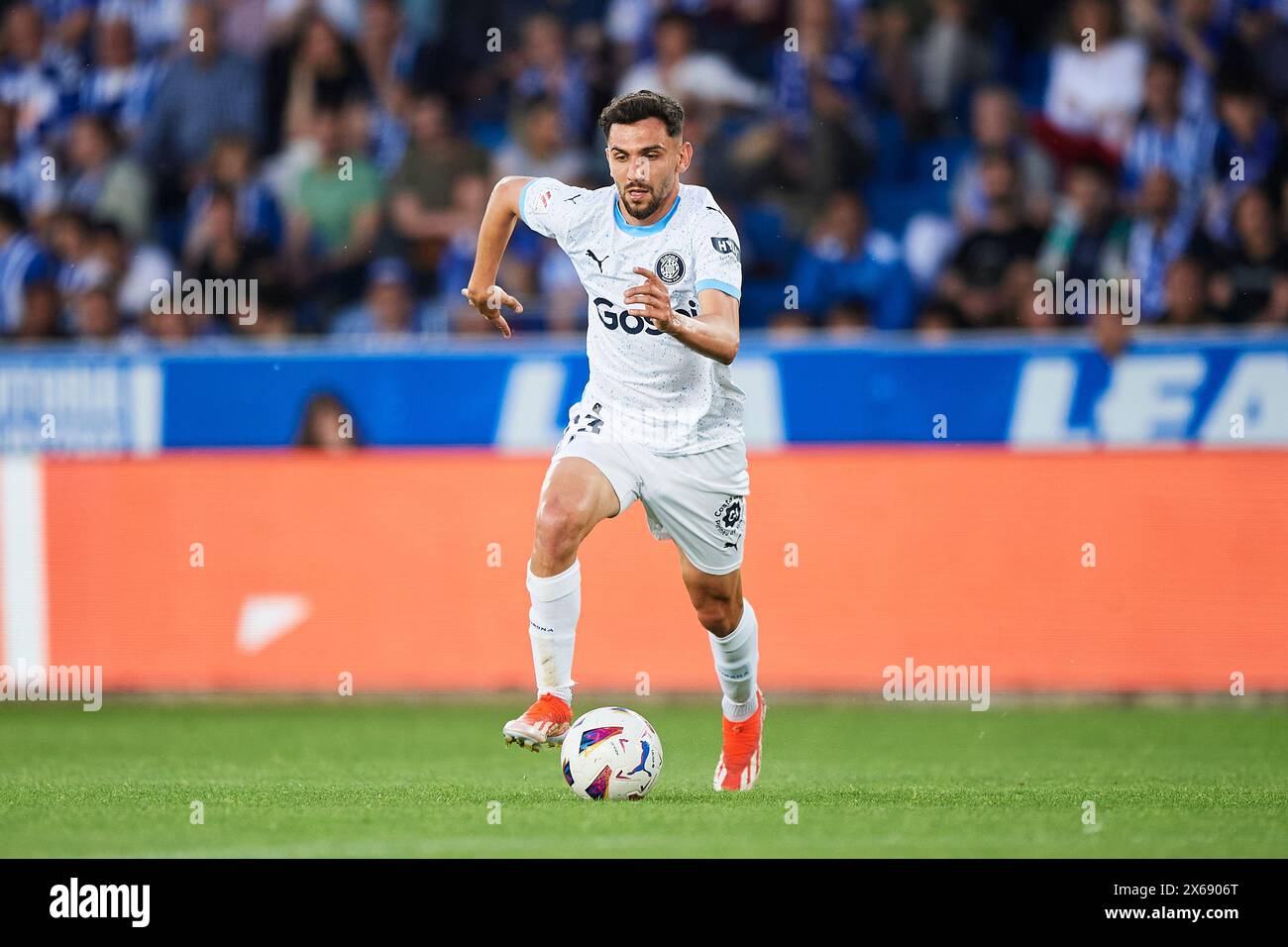 Ivan Martin du Girona FC avec le ballon lors du match LaLiga EA Sports entre le Deportivo Alaves et le Girona FC au Mendizorrotza Stadium le 10 mai 202 Banque D'Images