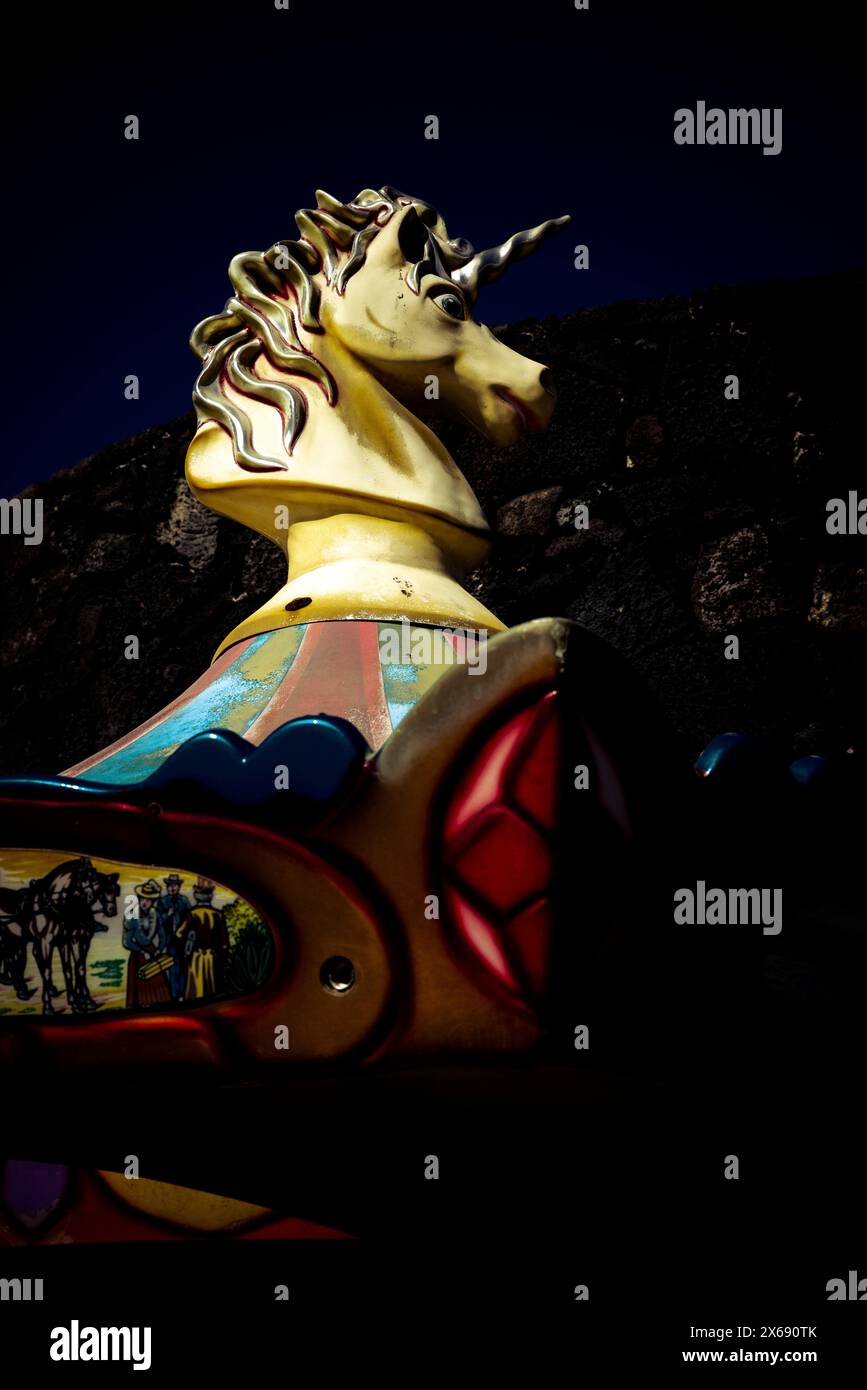 Carrousel à l'ancienne avec une figure de licorne effrayante Banque D'Images