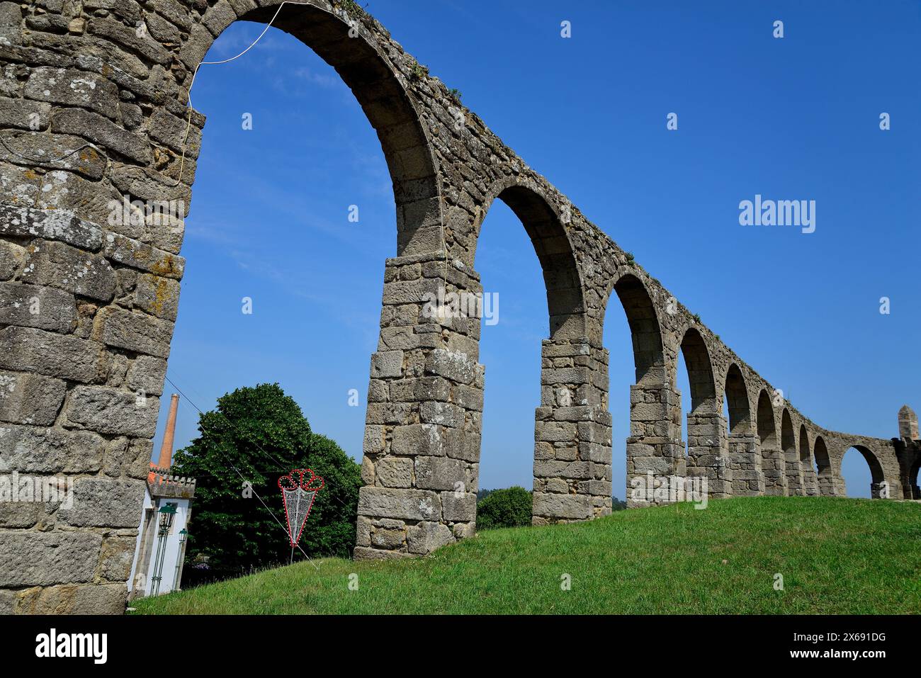 Aqueduc et église de Sao Francisco à Vila do Conde, Porto, Portugal Banque D'Images