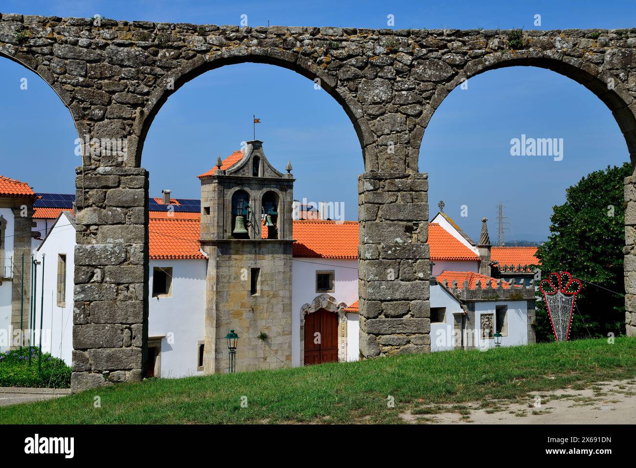 Aqueduc et église de Sao Francisco à Vila do Conde, Porto, Portugal Banque D'Images