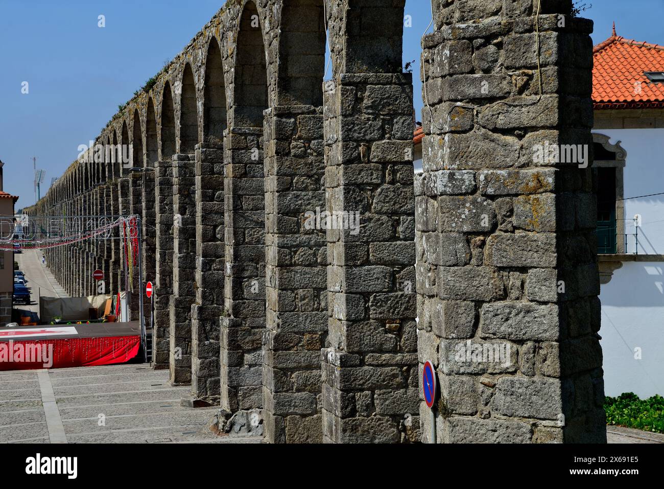 Aqueduc et église de Sao Francisco à Vila do Conde, Porto, Portugal Banque D'Images