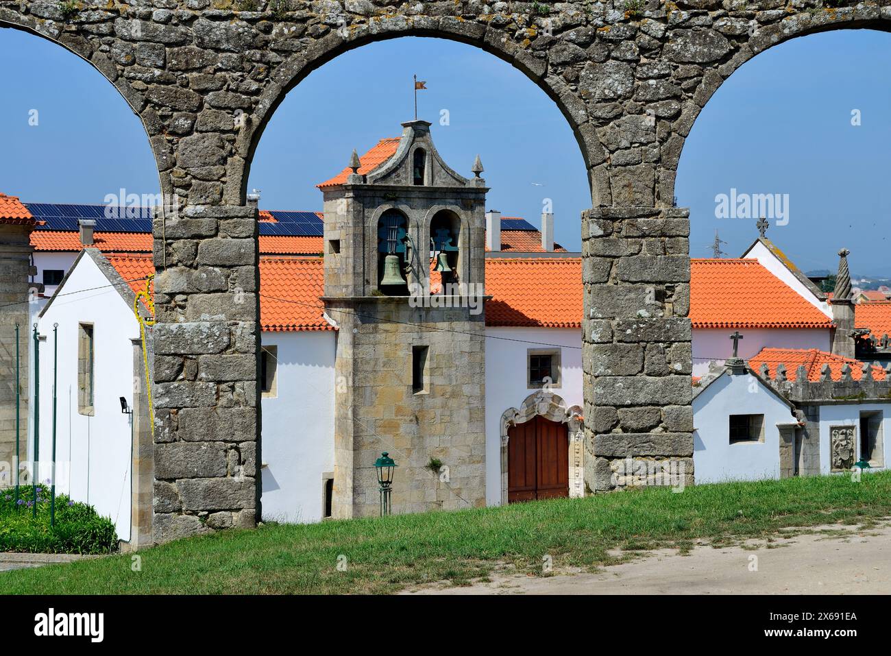 Aqueduc et église de Sao Francisco à Vila do Conde, Porto, Portugal Banque D'Images