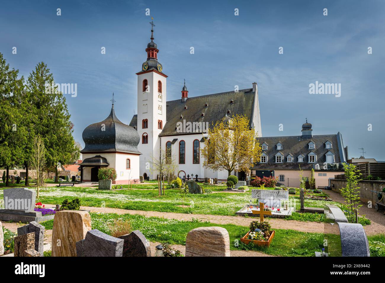 Église catholique de Walburga in Winkel dans le Rheingau, église classée avec les tombes des comtes von Greiffenclau et Karoline von Günderode Banque D'Images